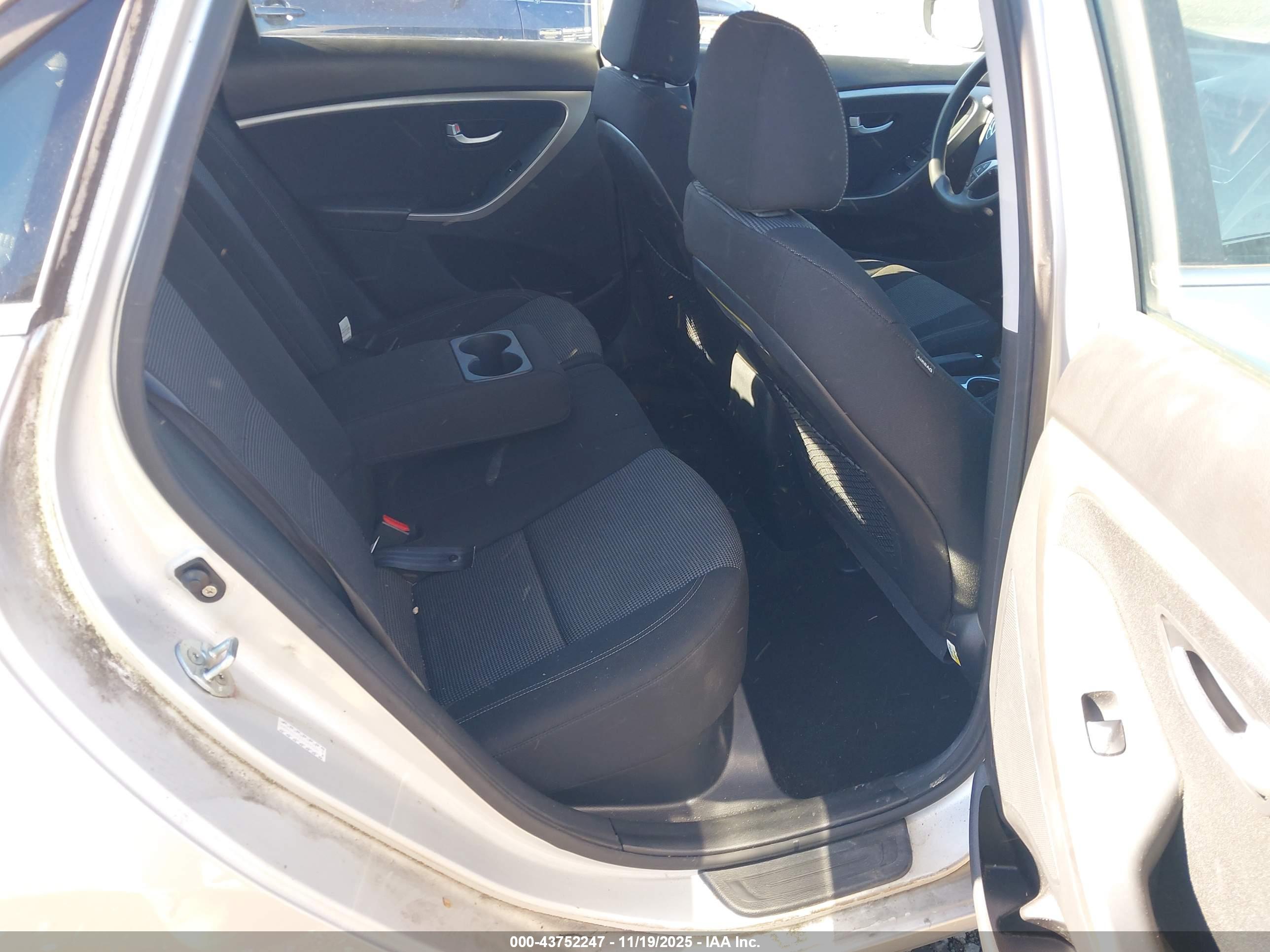 HYUNDAI ELANTRA image 8
