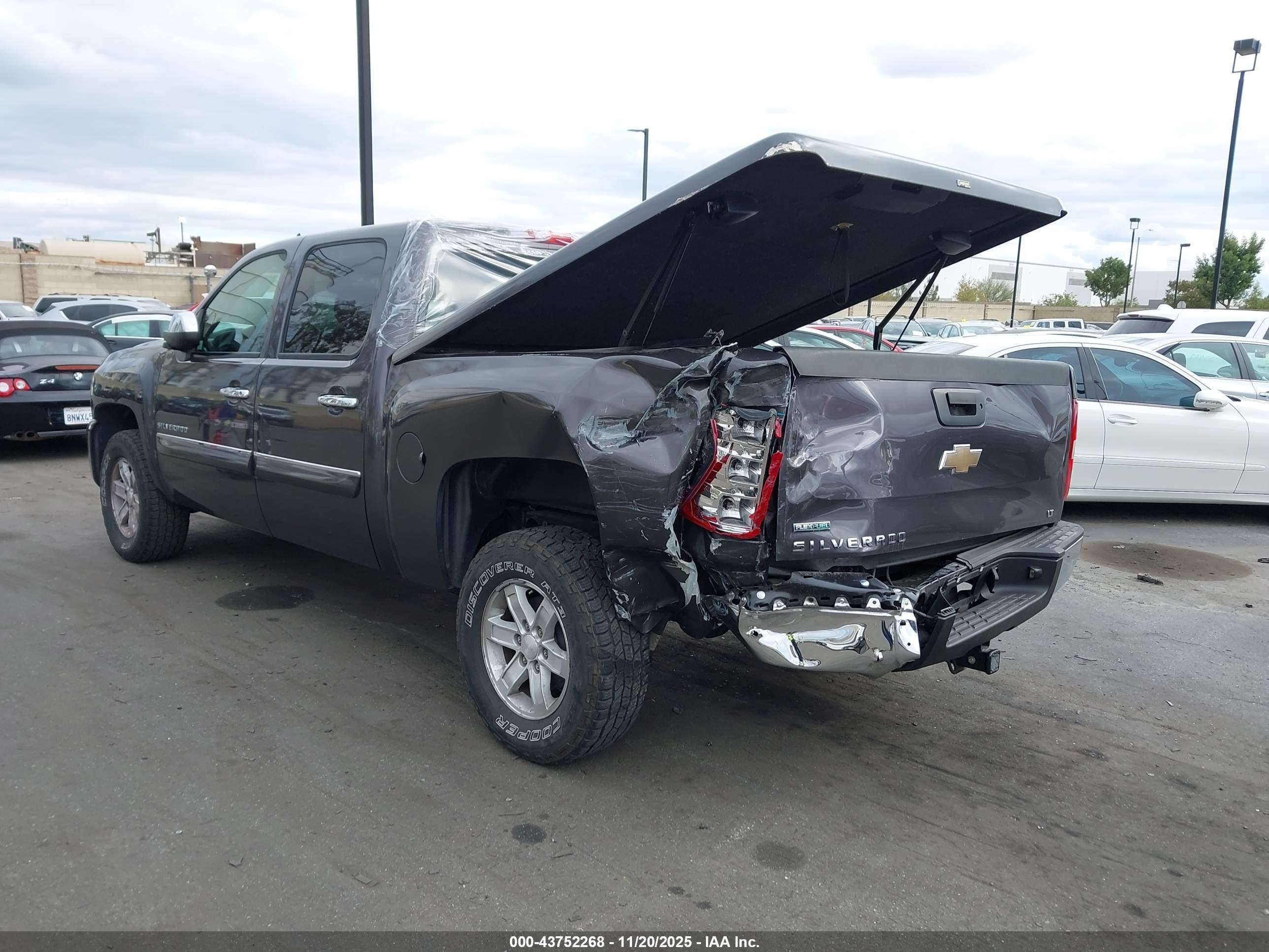 CHEVROLET SILVERADO image 3
