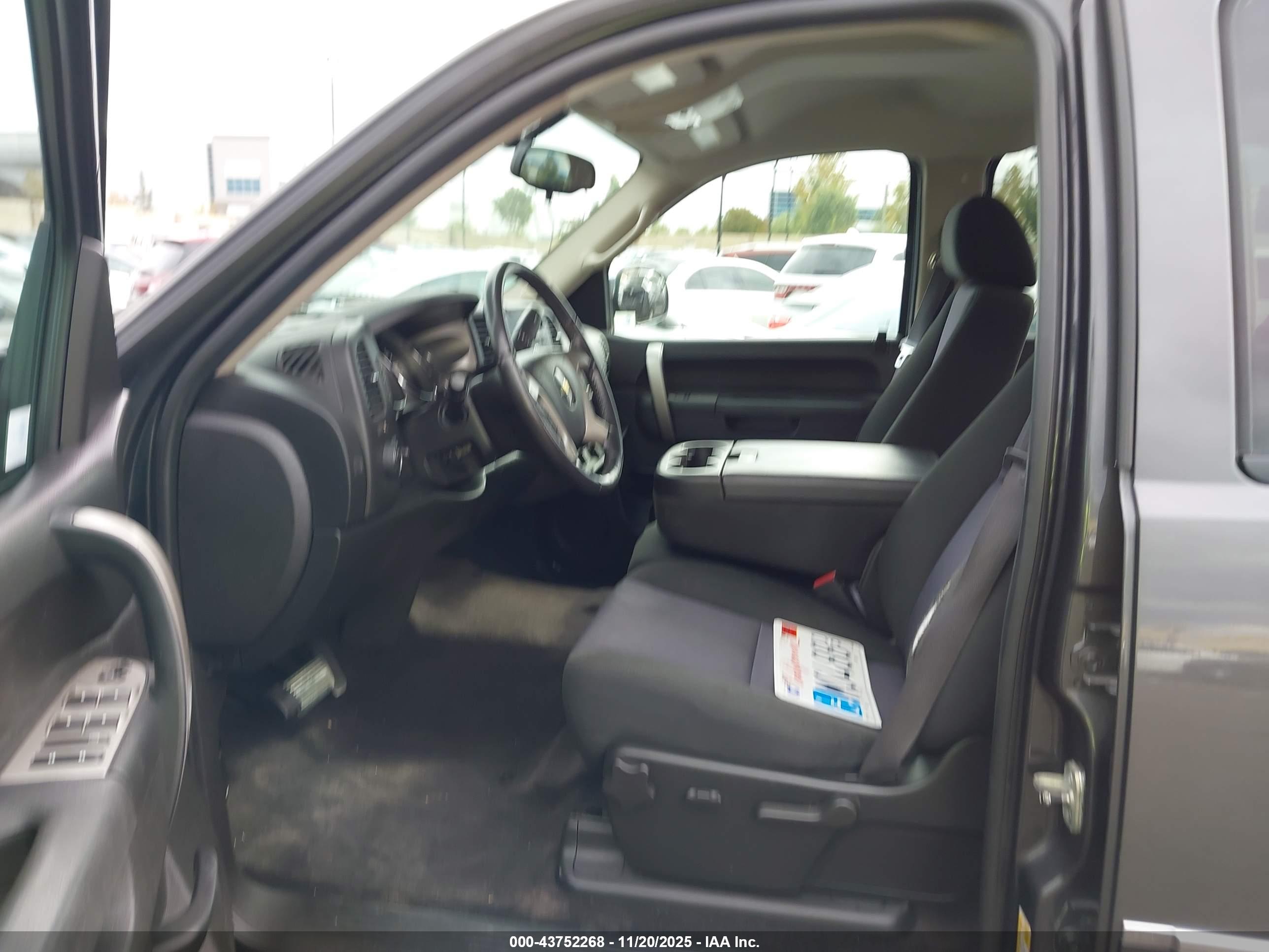 CHEVROLET SILVERADO image 5
