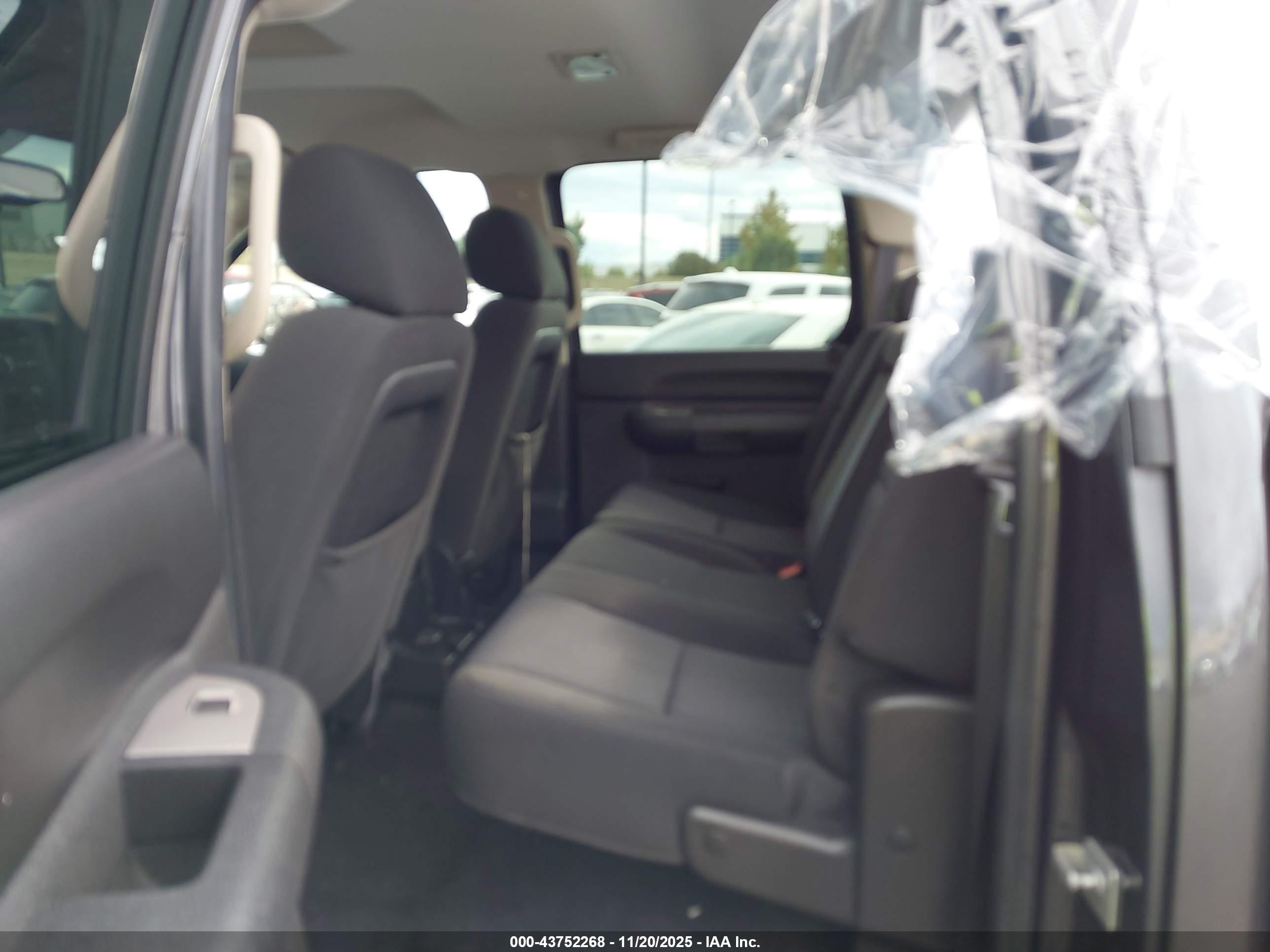 CHEVROLET SILVERADO image 8
