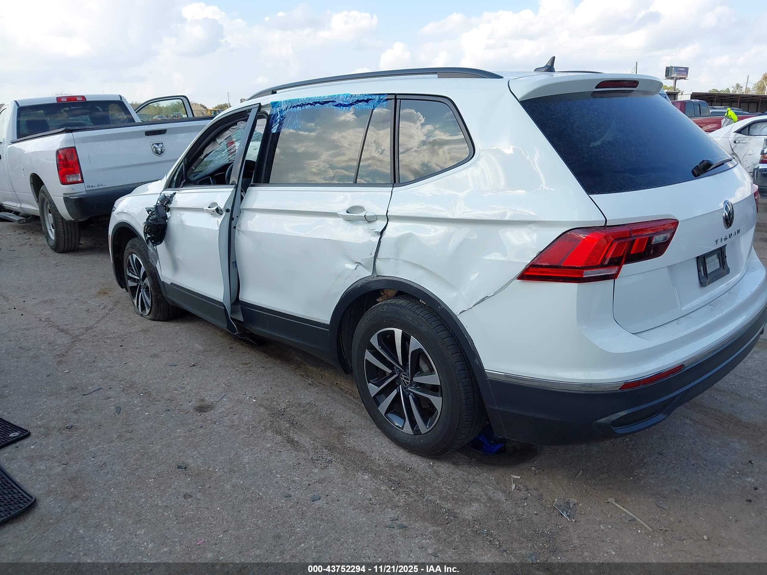 VOLKSWAGEN TIGUAN image 3