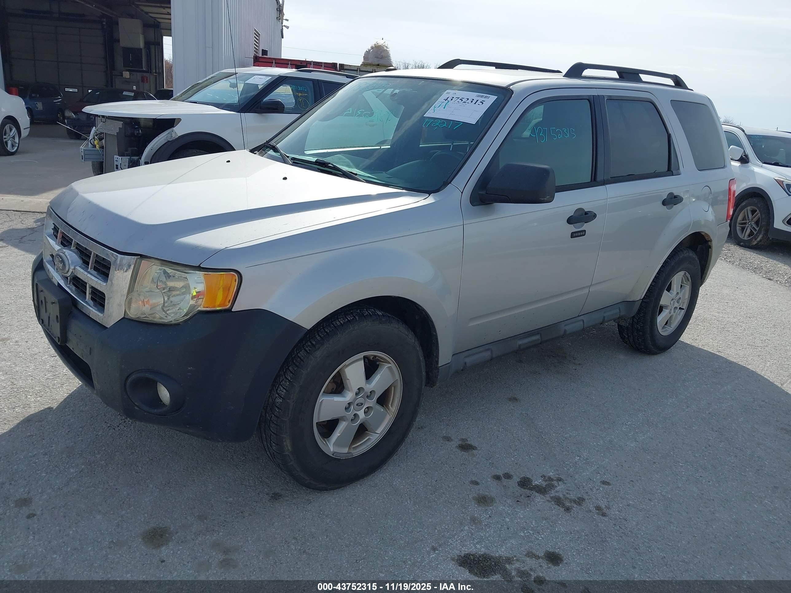FORD ESCAPE image 2