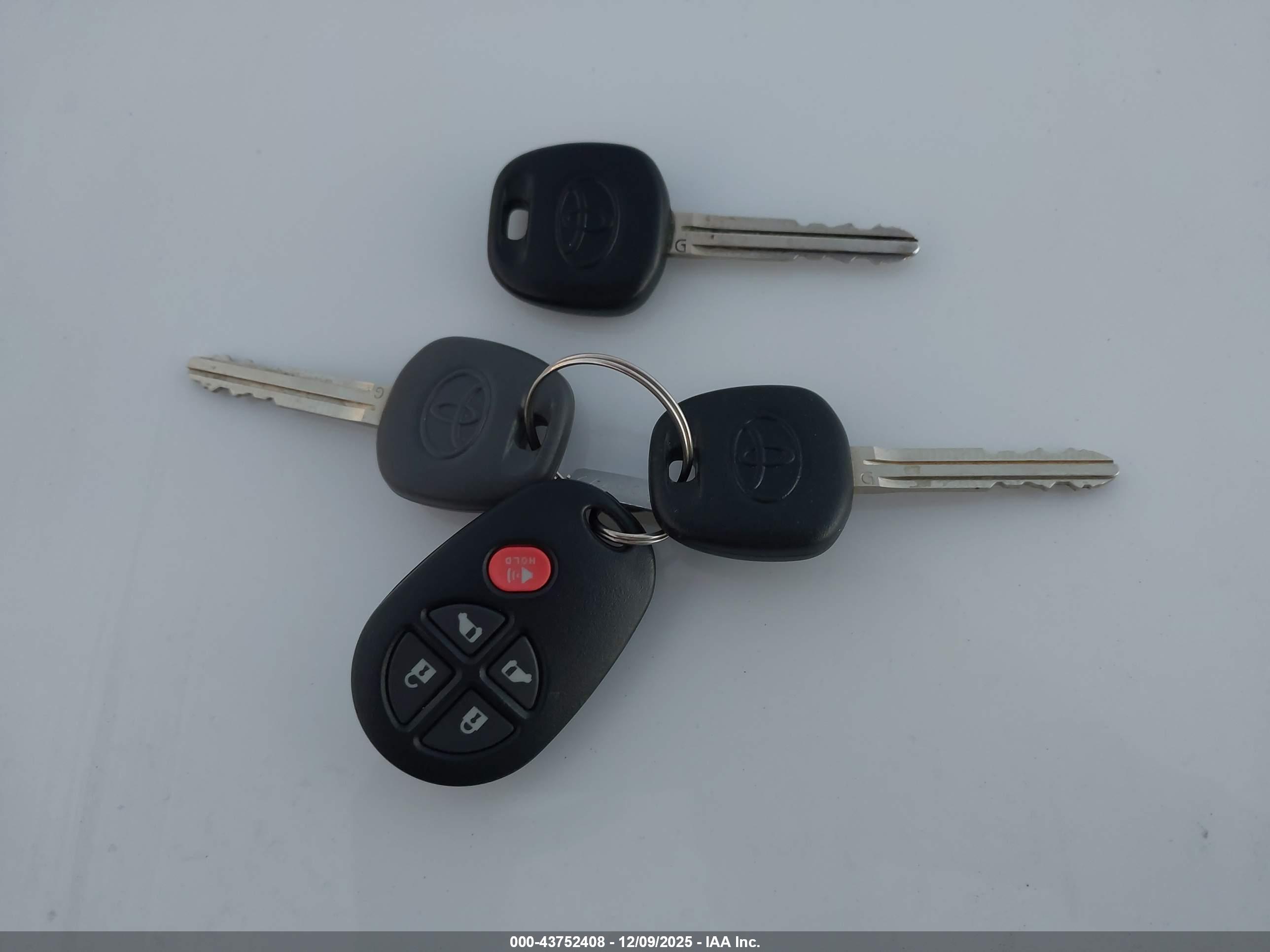 TOYOTA SIENNA image 11