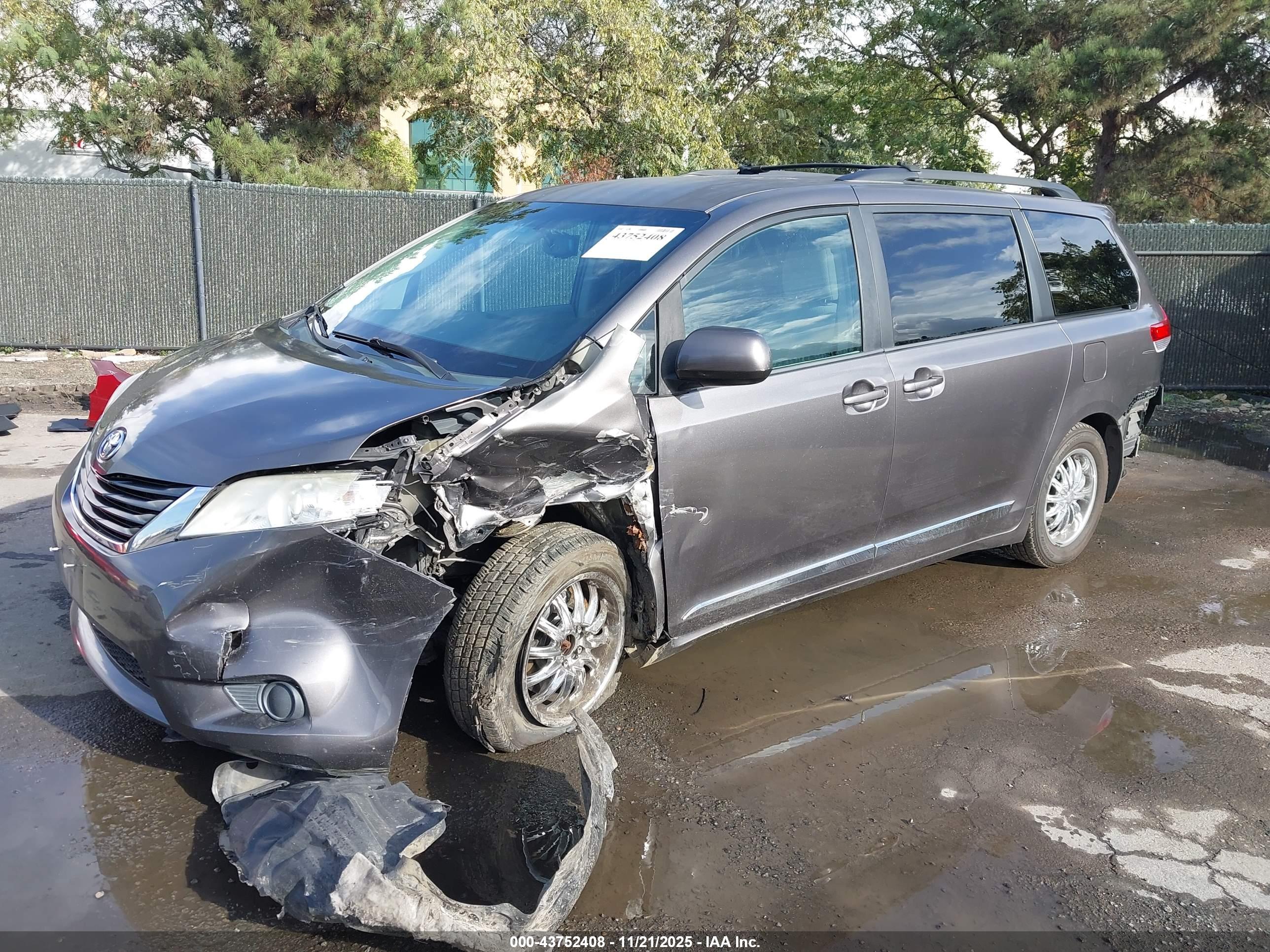 TOYOTA SIENNA image 2