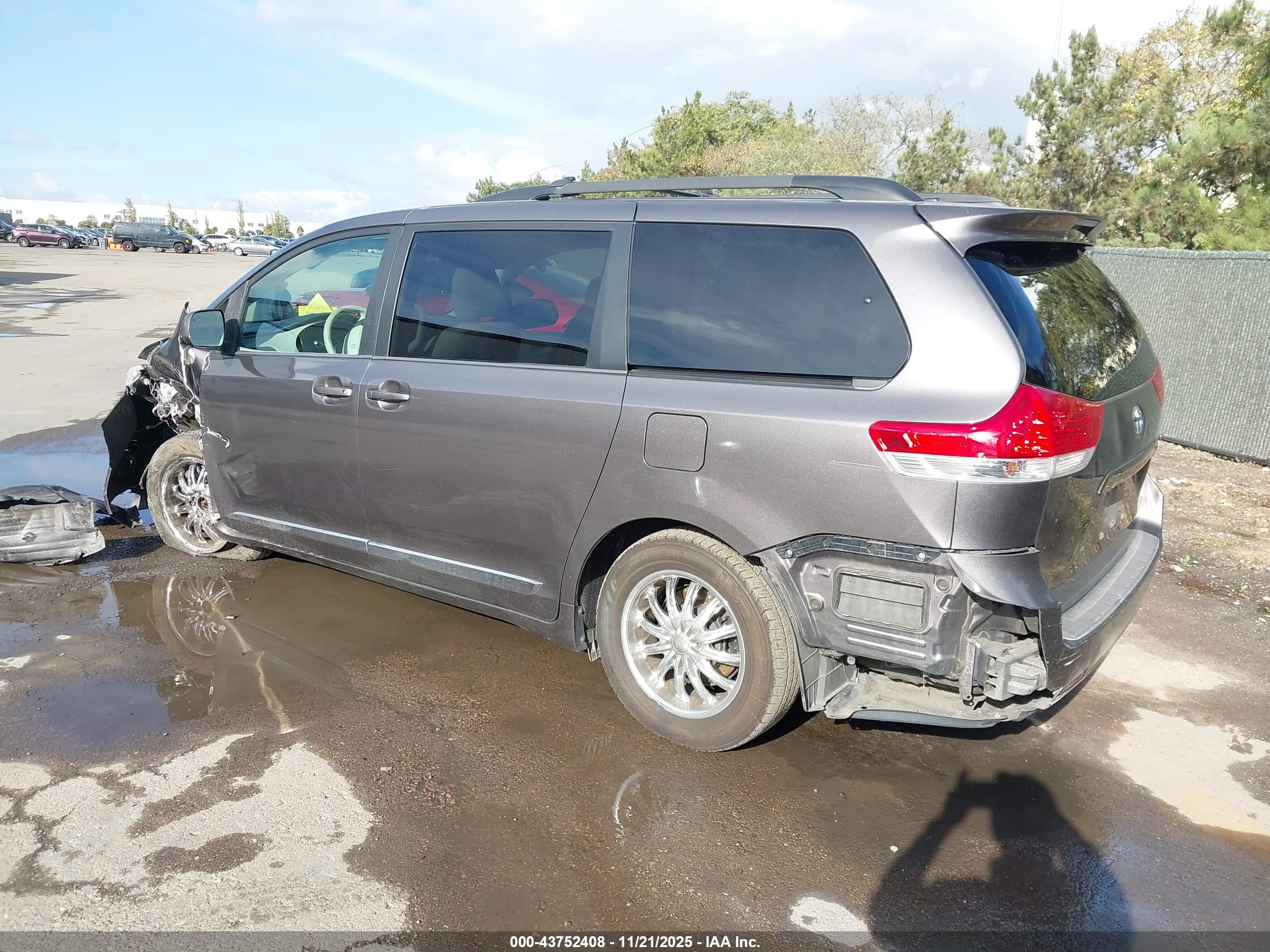 TOYOTA SIENNA image 3
