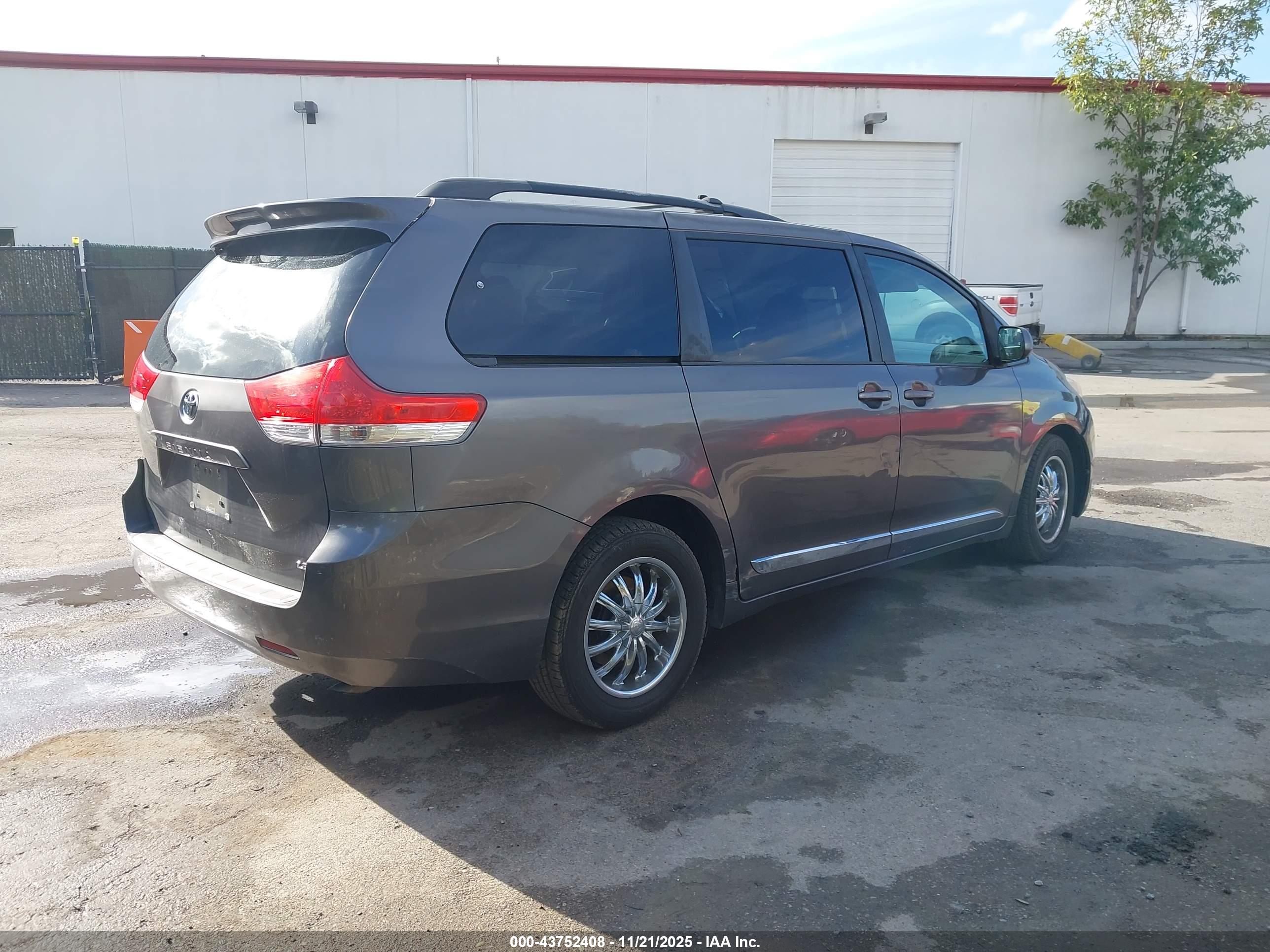 TOYOTA SIENNA image 4
