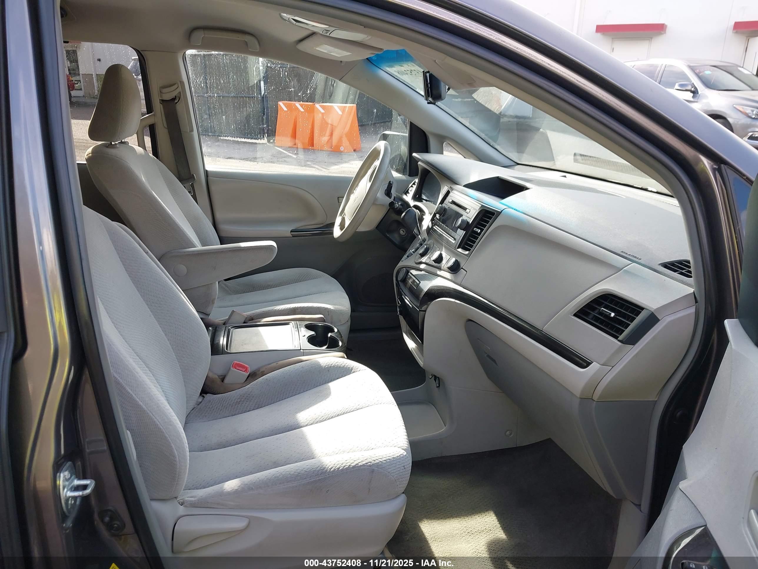 TOYOTA SIENNA image 5