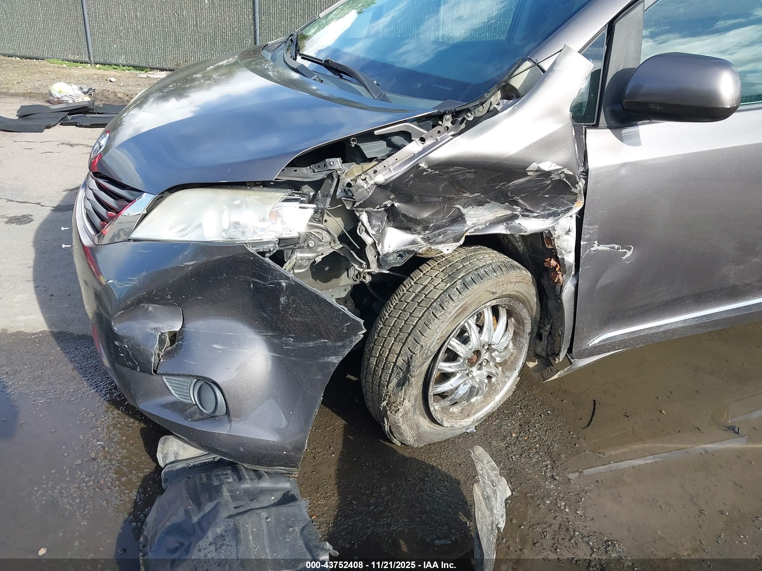 TOYOTA SIENNA image 6