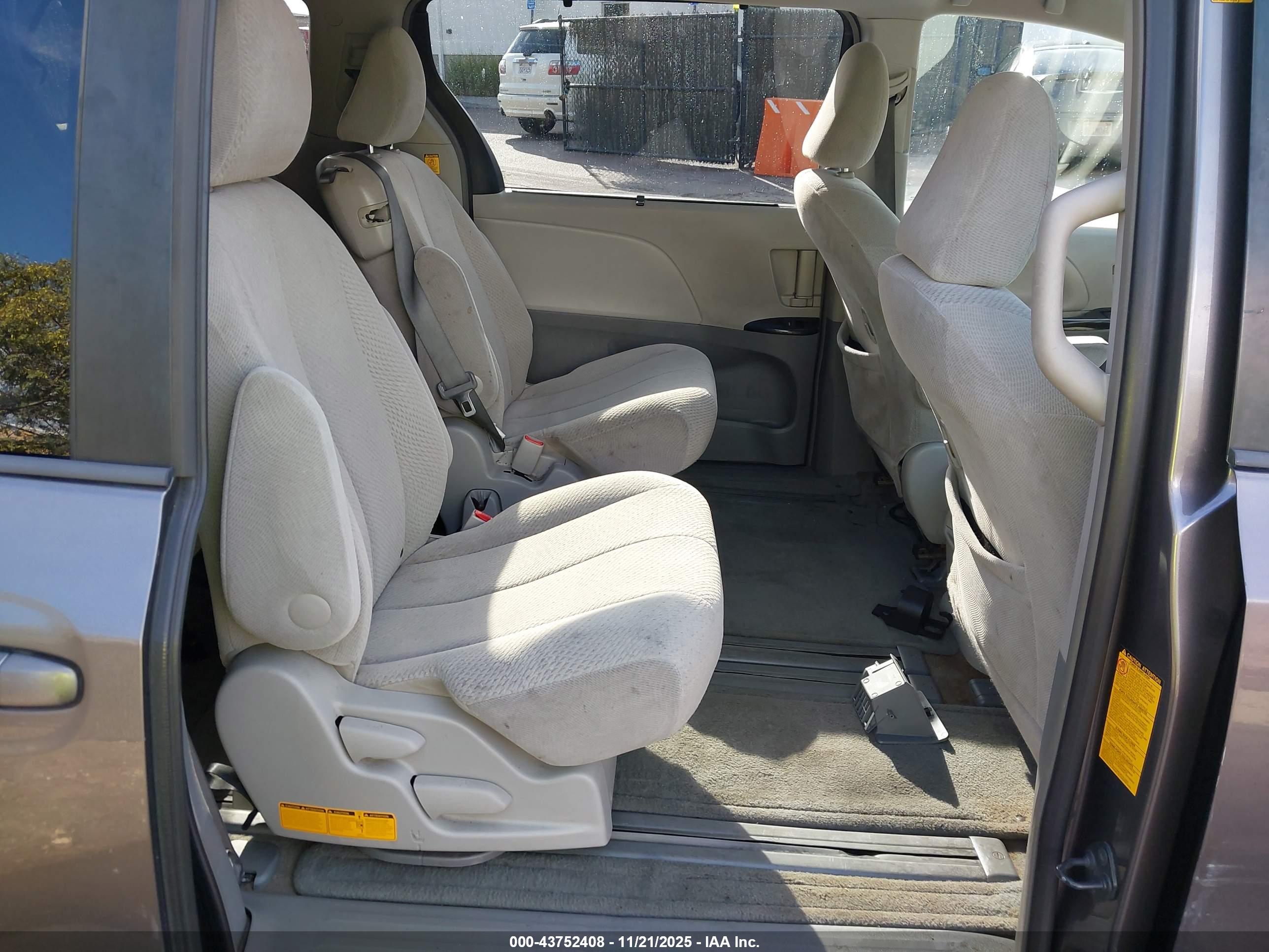 TOYOTA SIENNA image 8