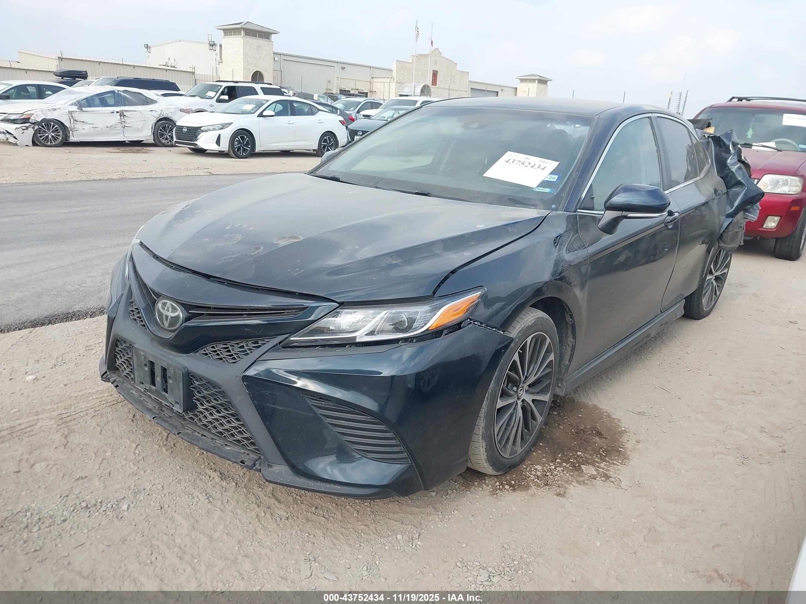 TOYOTA CAMRY image 2
