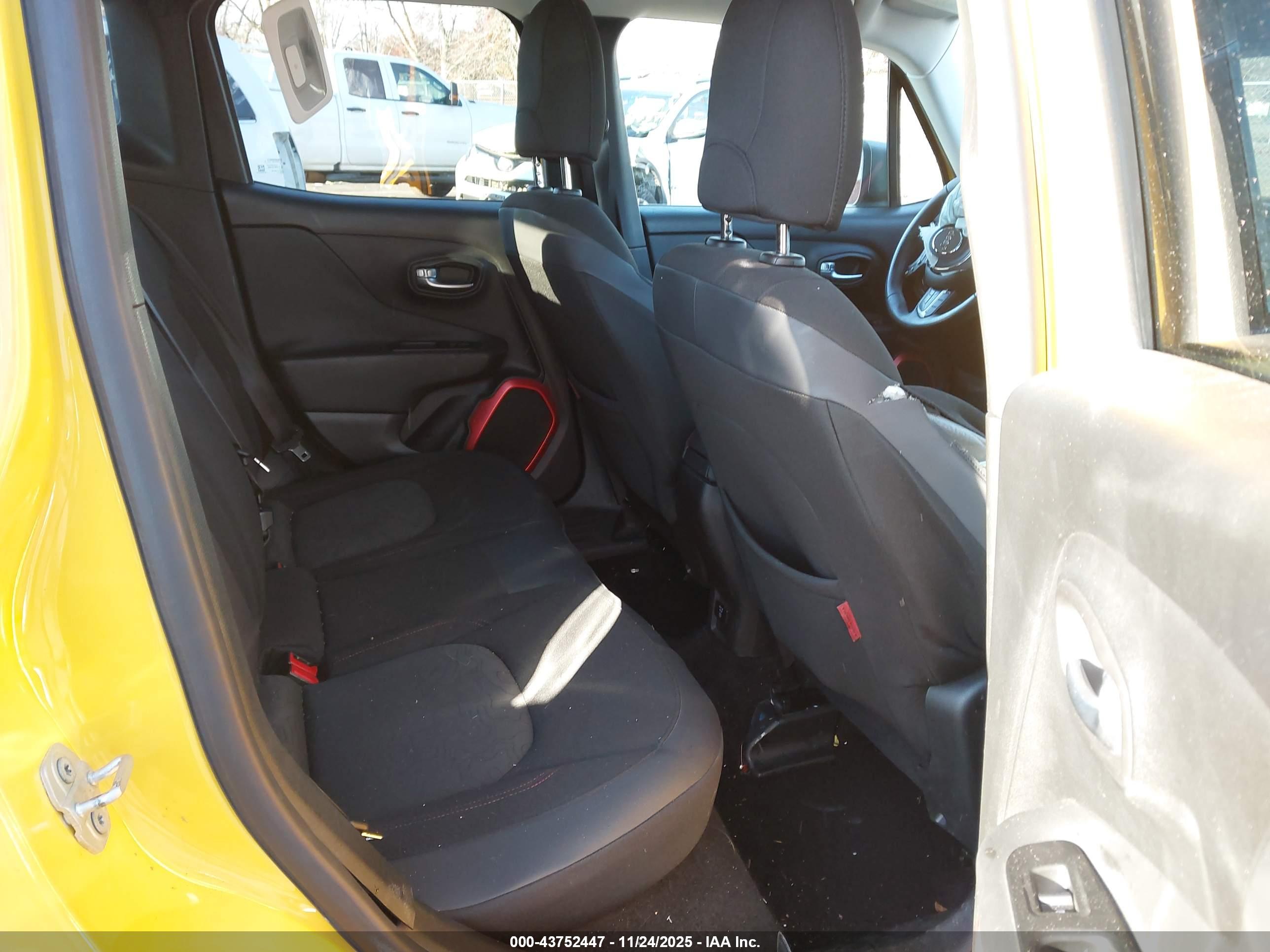 JEEP RENEGADE image 8