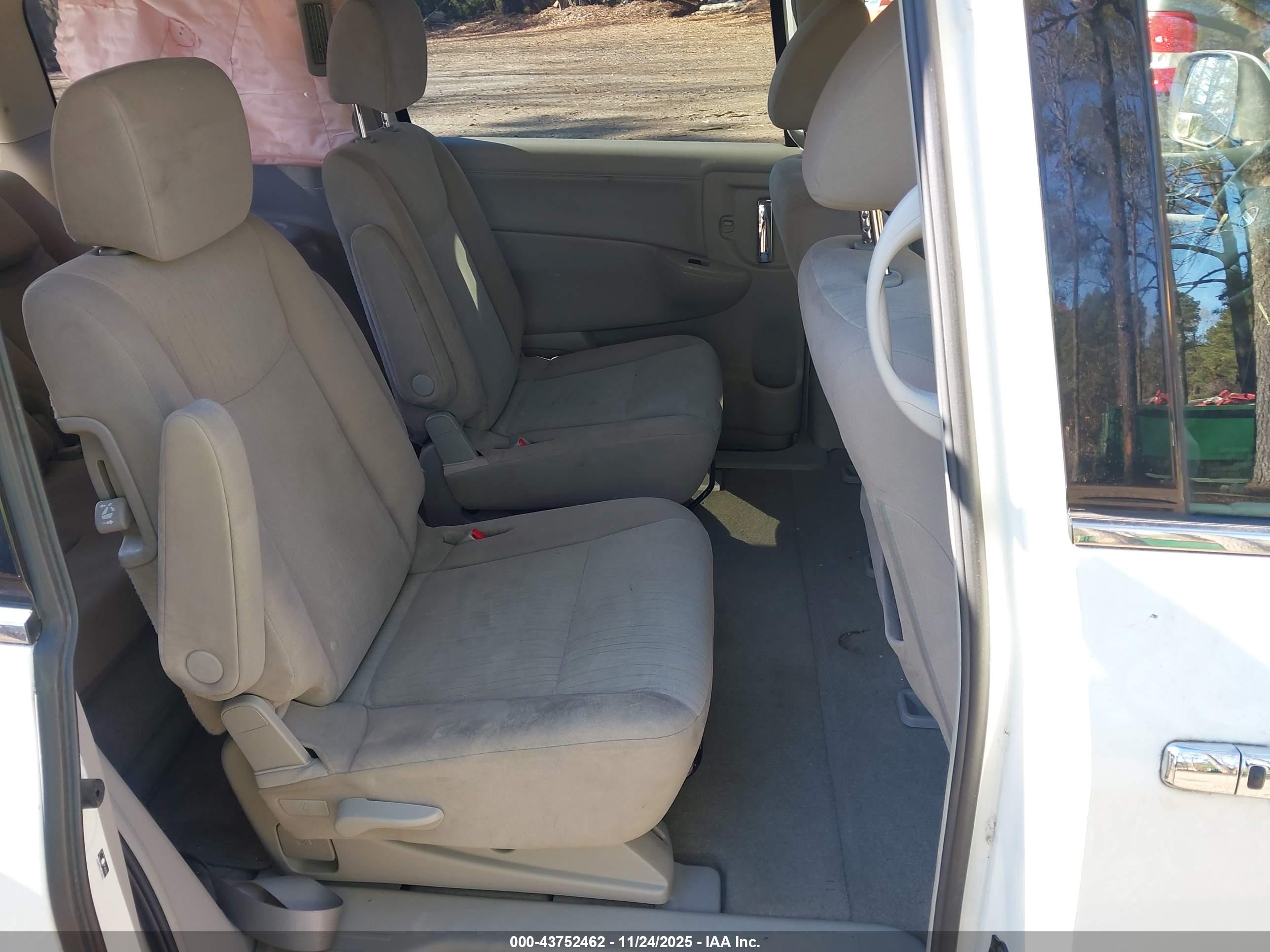 NISSAN QUEST image 8