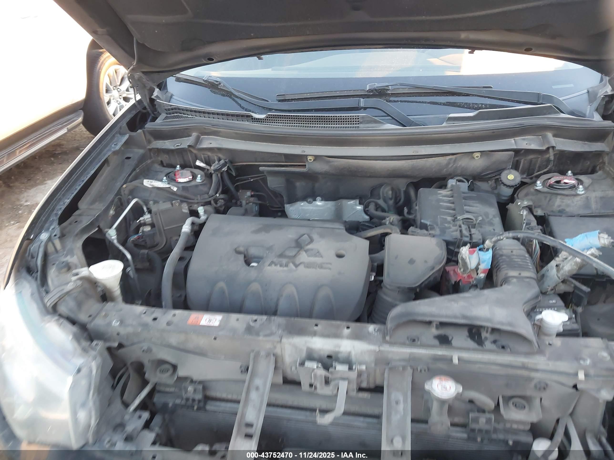 MITSUBISHI OUTLANDER image 10