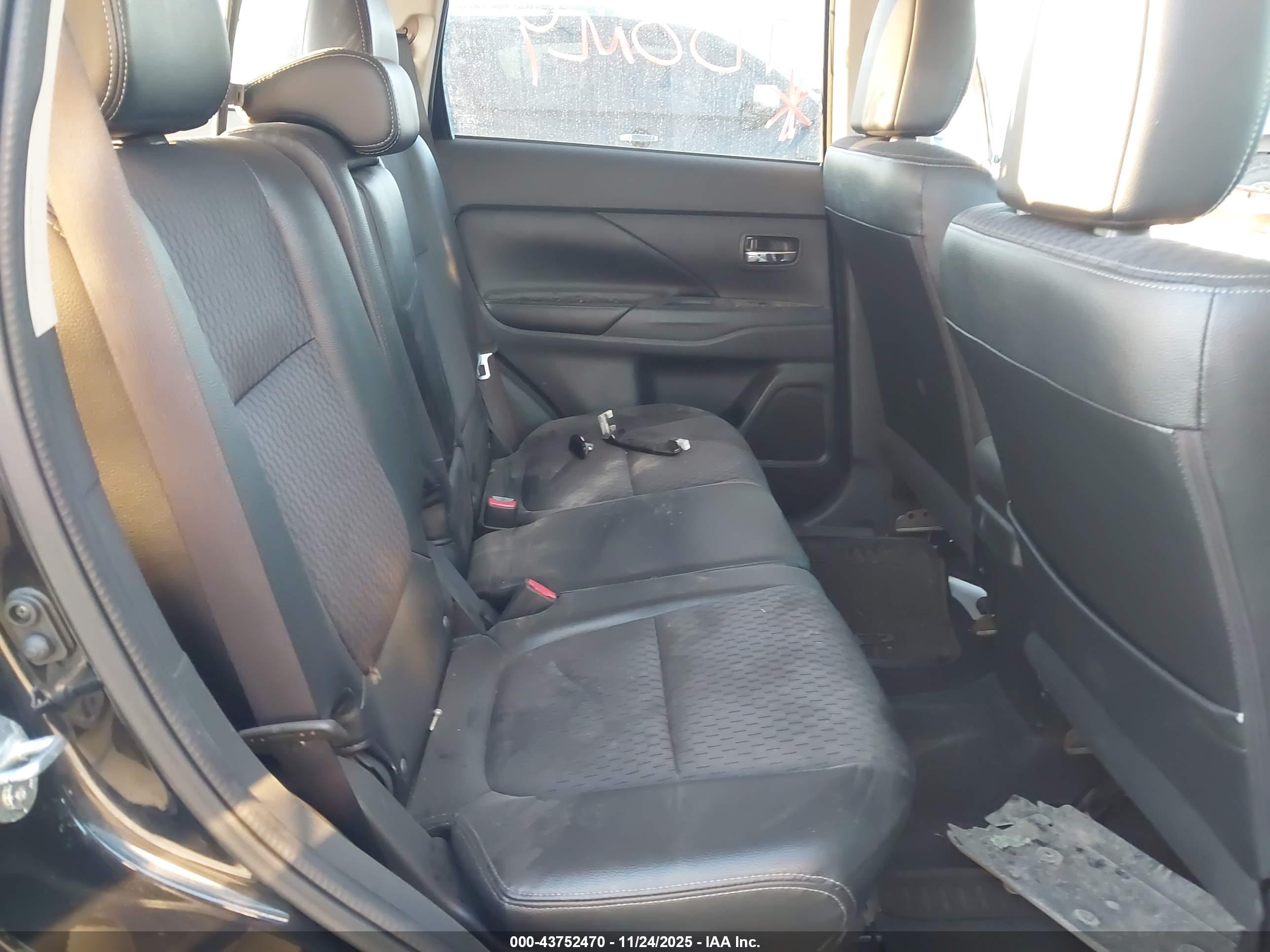 MITSUBISHI OUTLANDER image 8