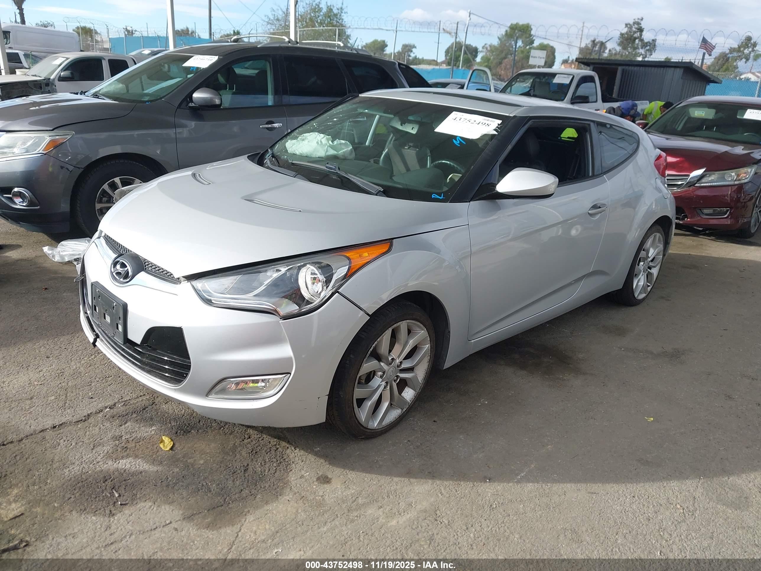 HYUNDAI VELOSTER image 2