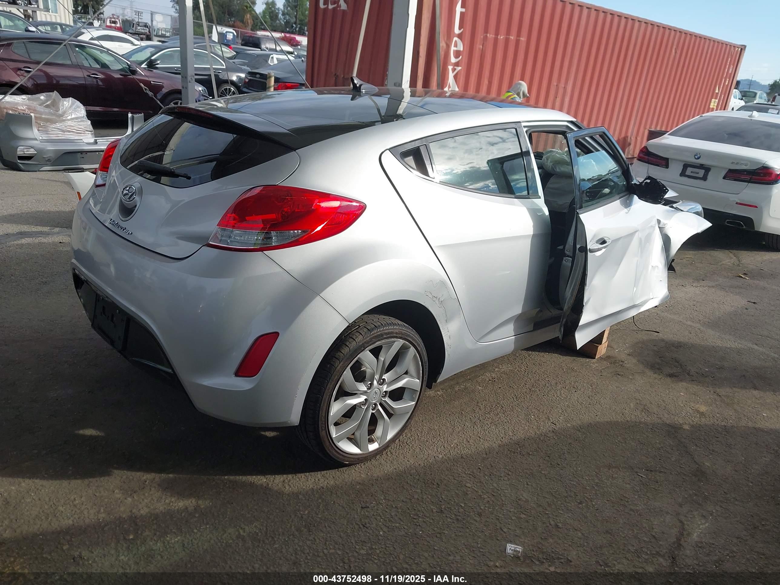 HYUNDAI VELOSTER image 4