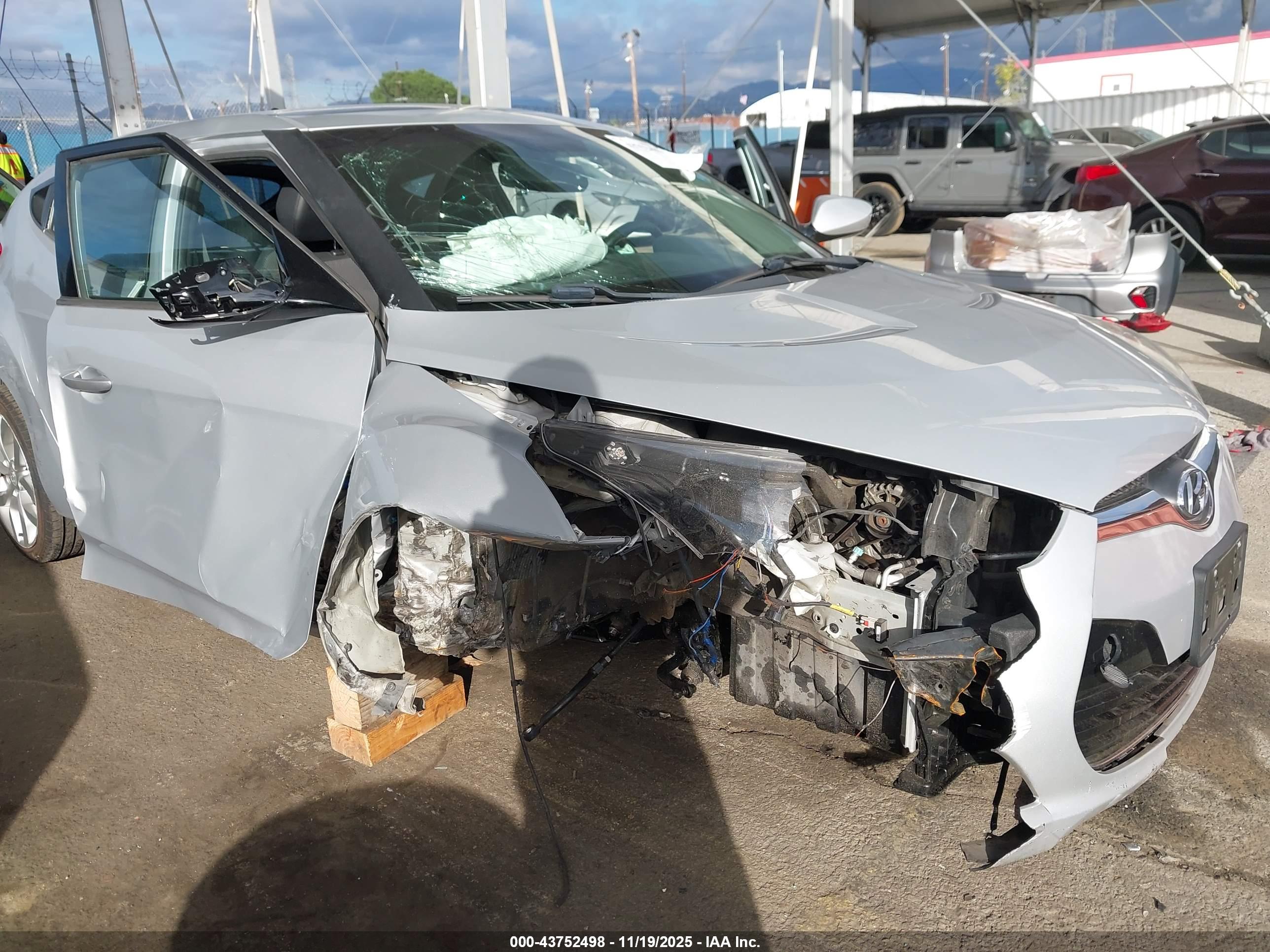HYUNDAI VELOSTER image 6
