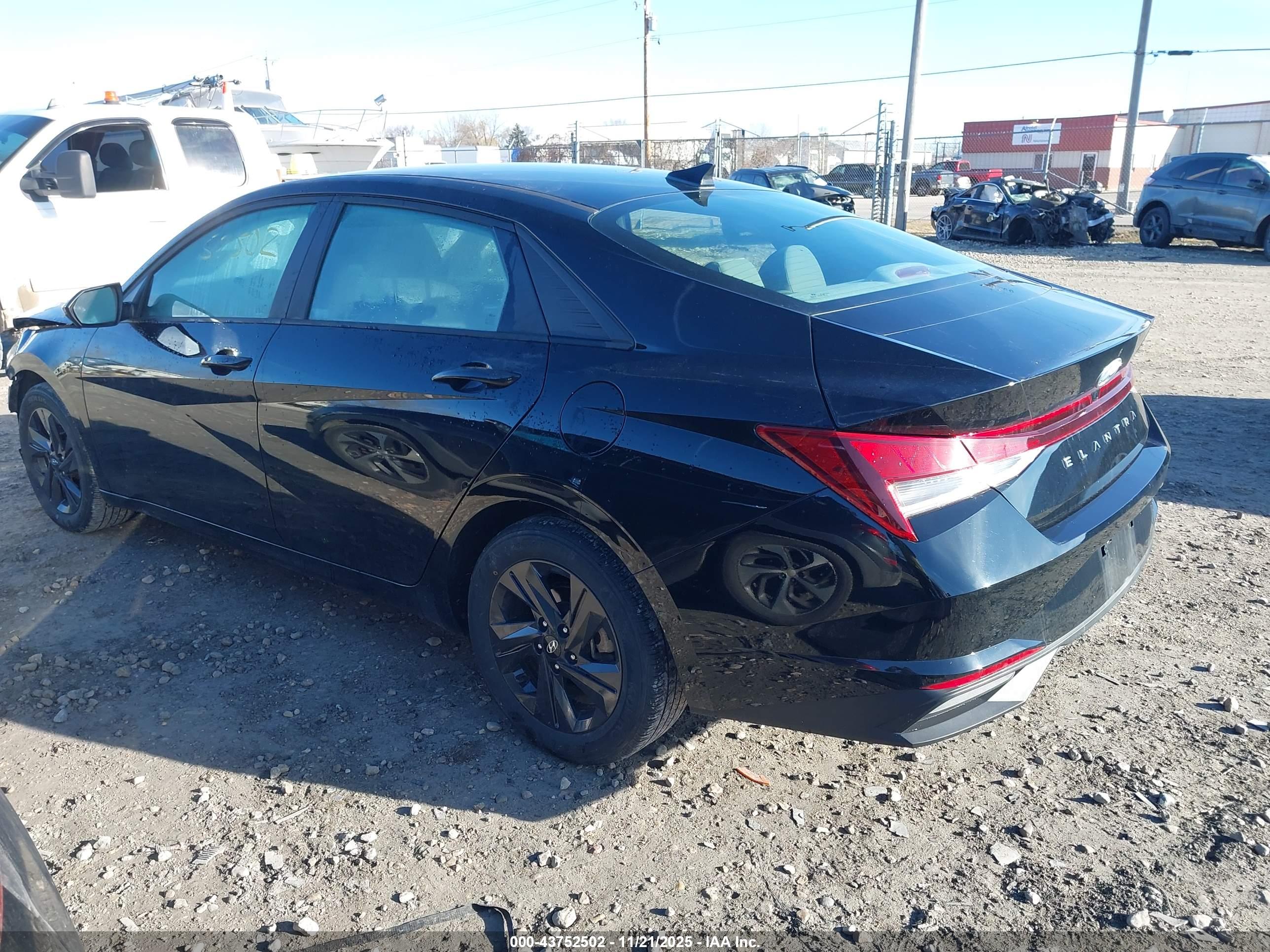 HYUNDAI ELANTRA image 3