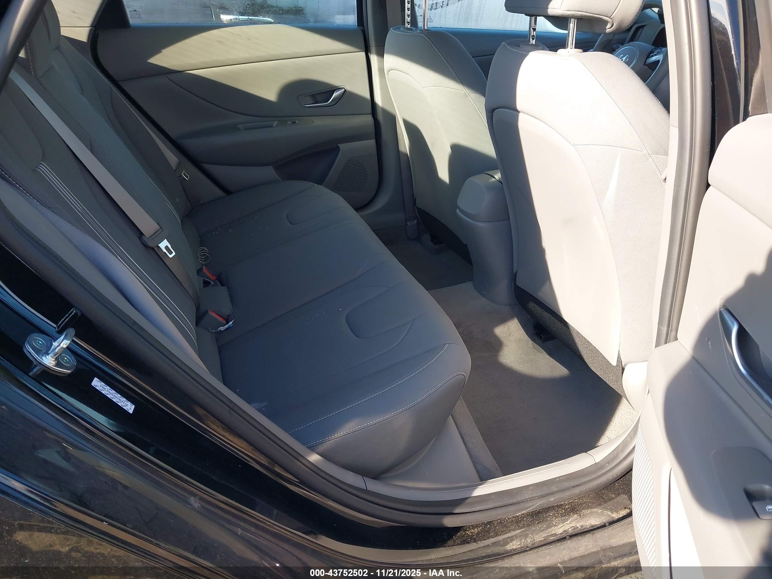 HYUNDAI ELANTRA image 8