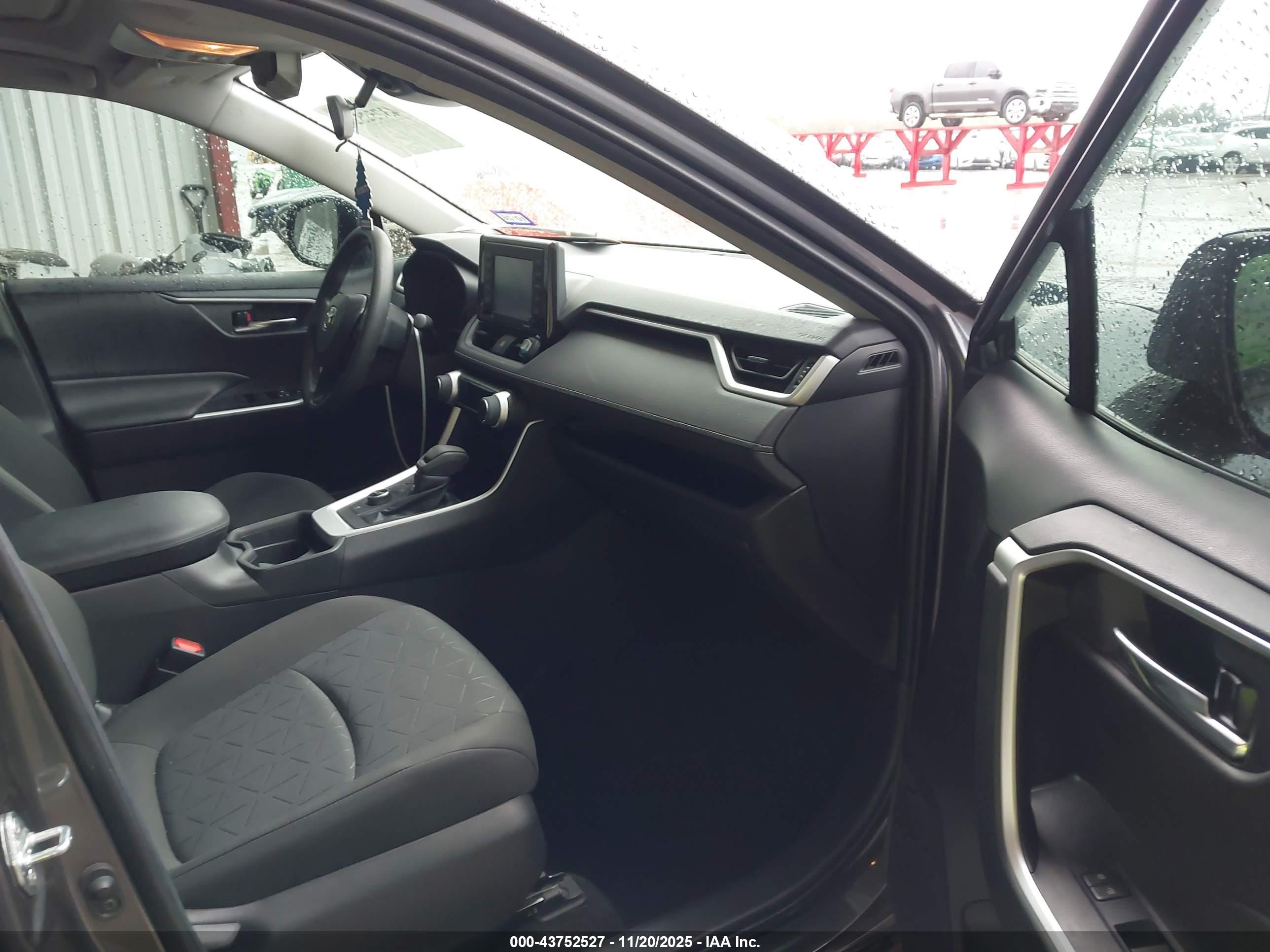 TOYOTA RAV4 image 5