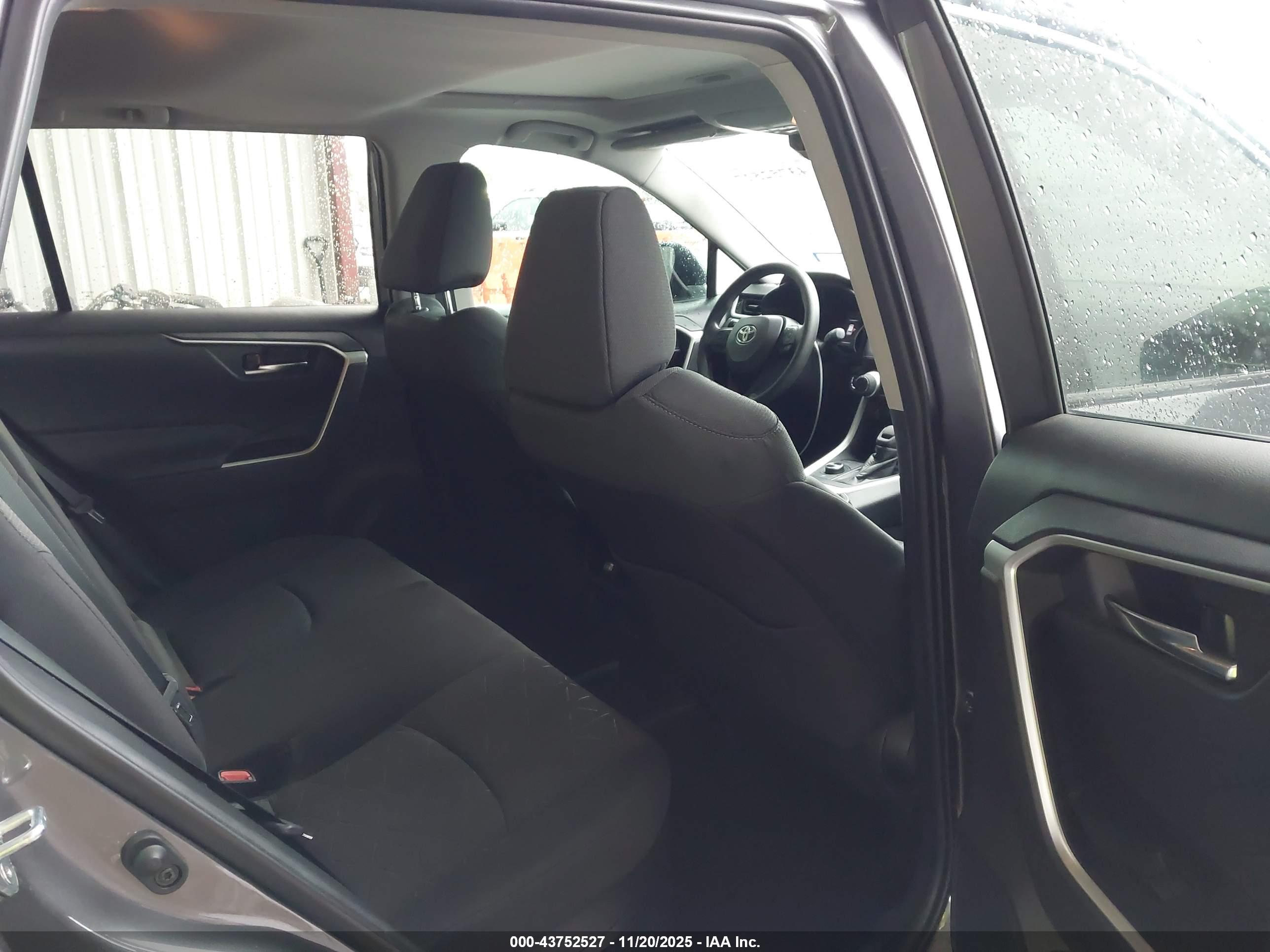 TOYOTA RAV4 image 8
