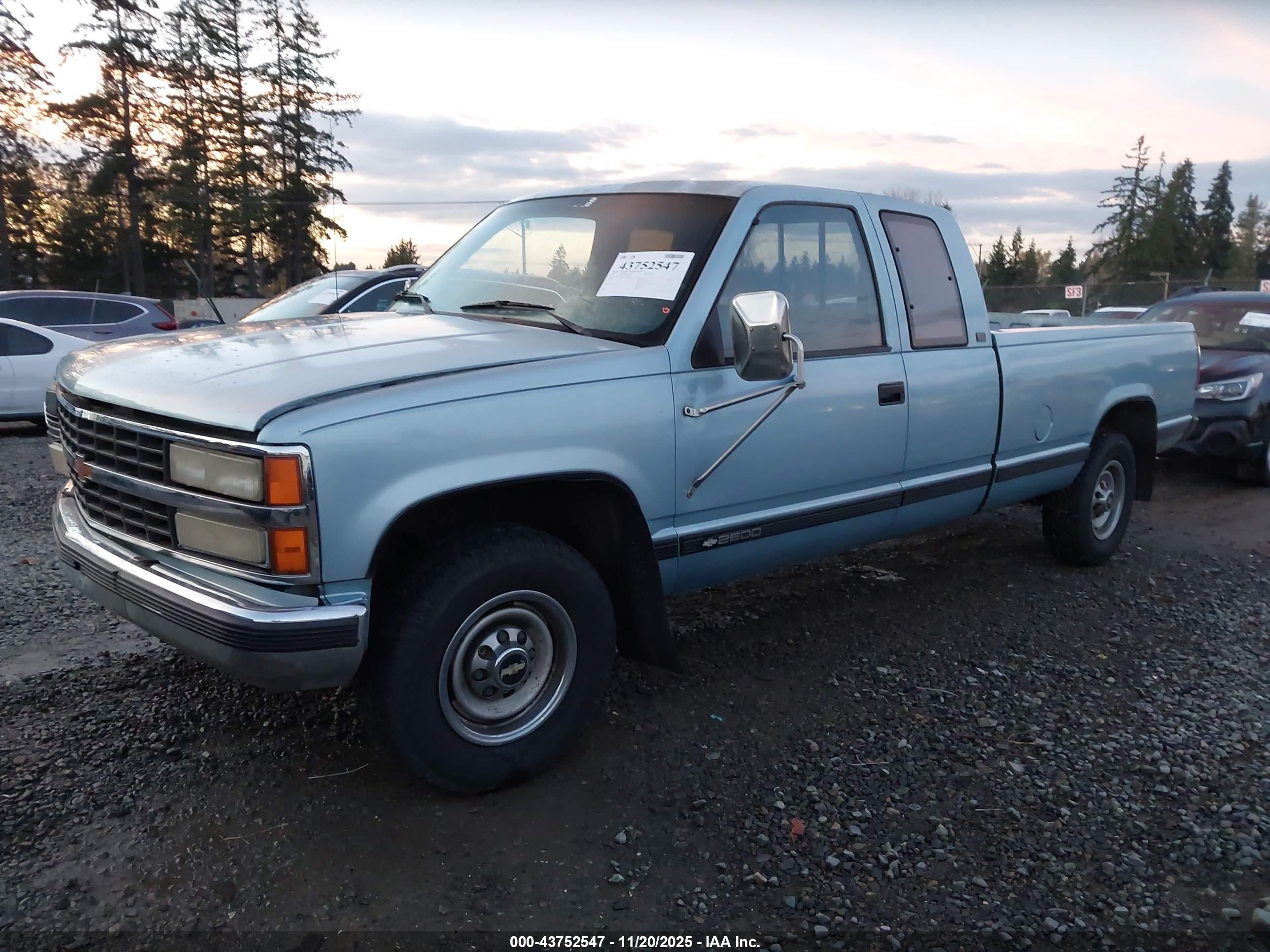 CHEVROLET GMT-400 image 2