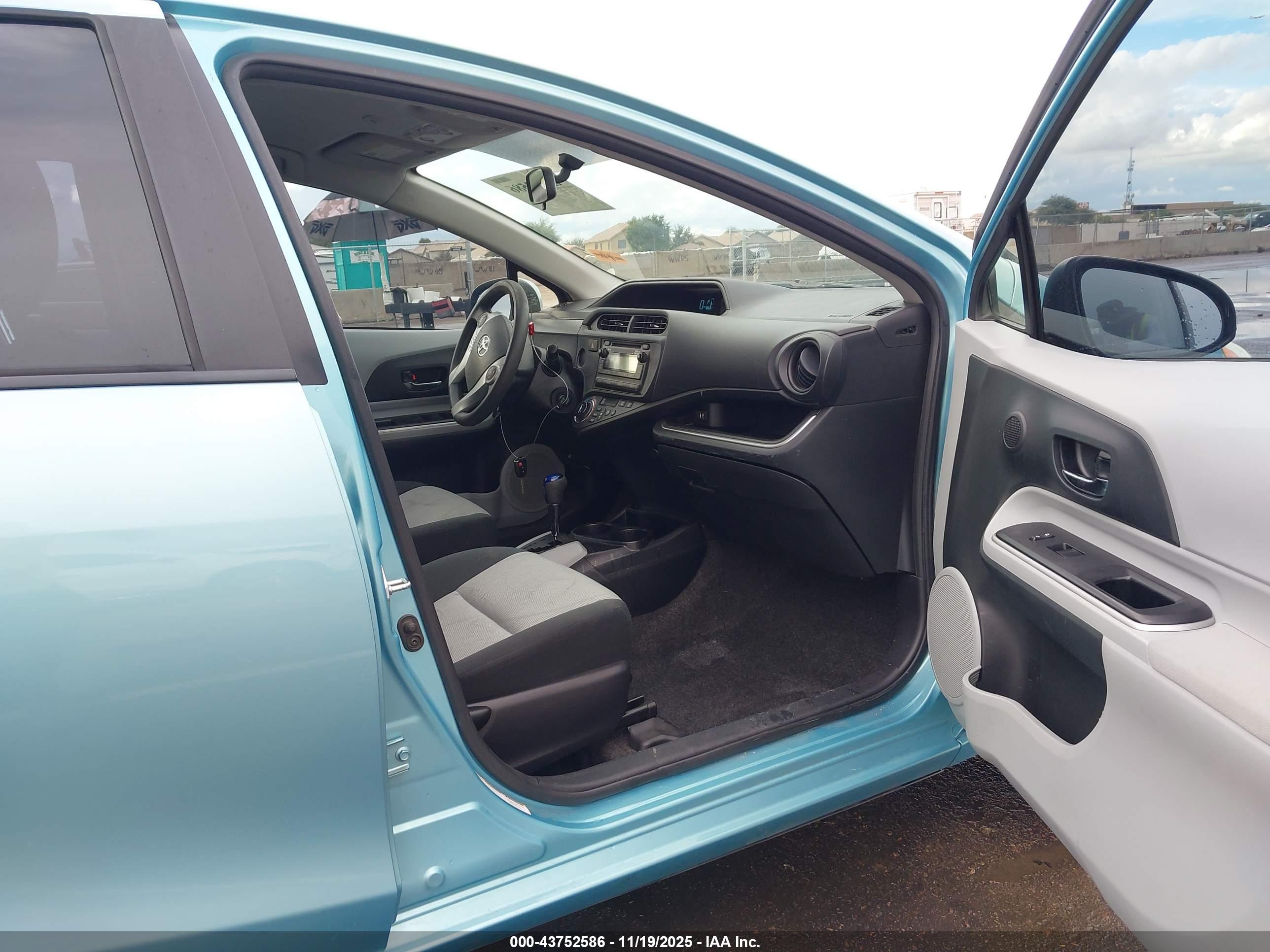 TOYOTA PRIUS image 5