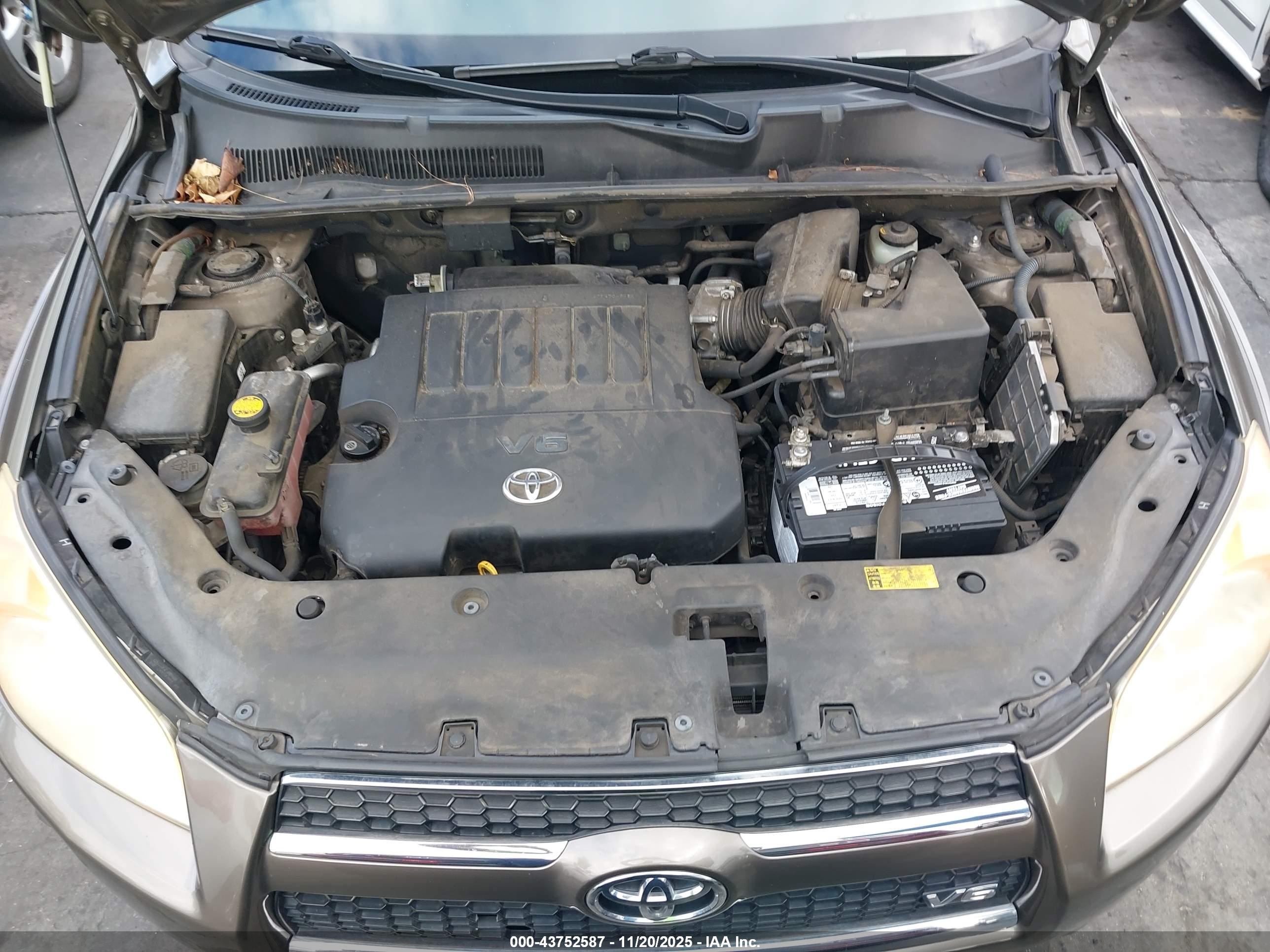 TOYOTA RAV4 image 10