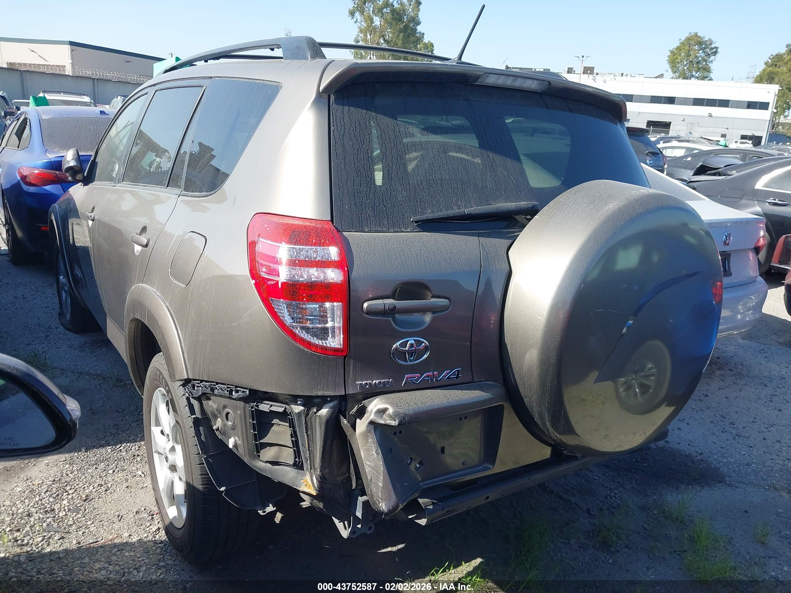 TOYOTA RAV4 image 3