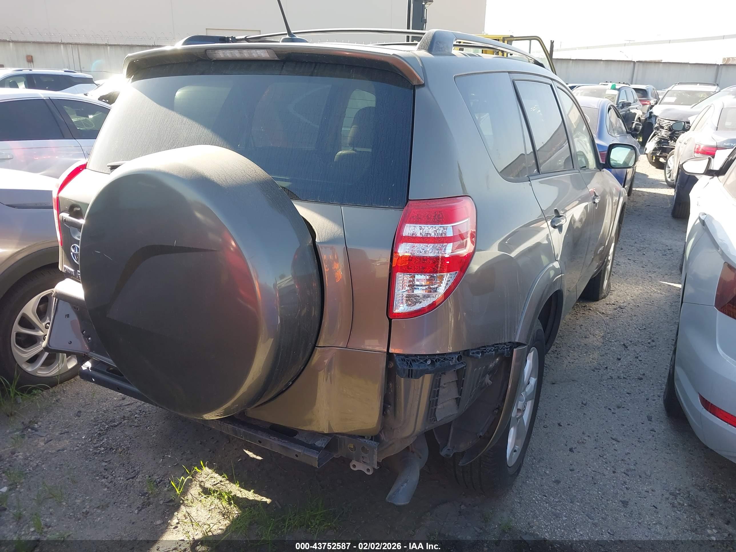 TOYOTA RAV4 image 4