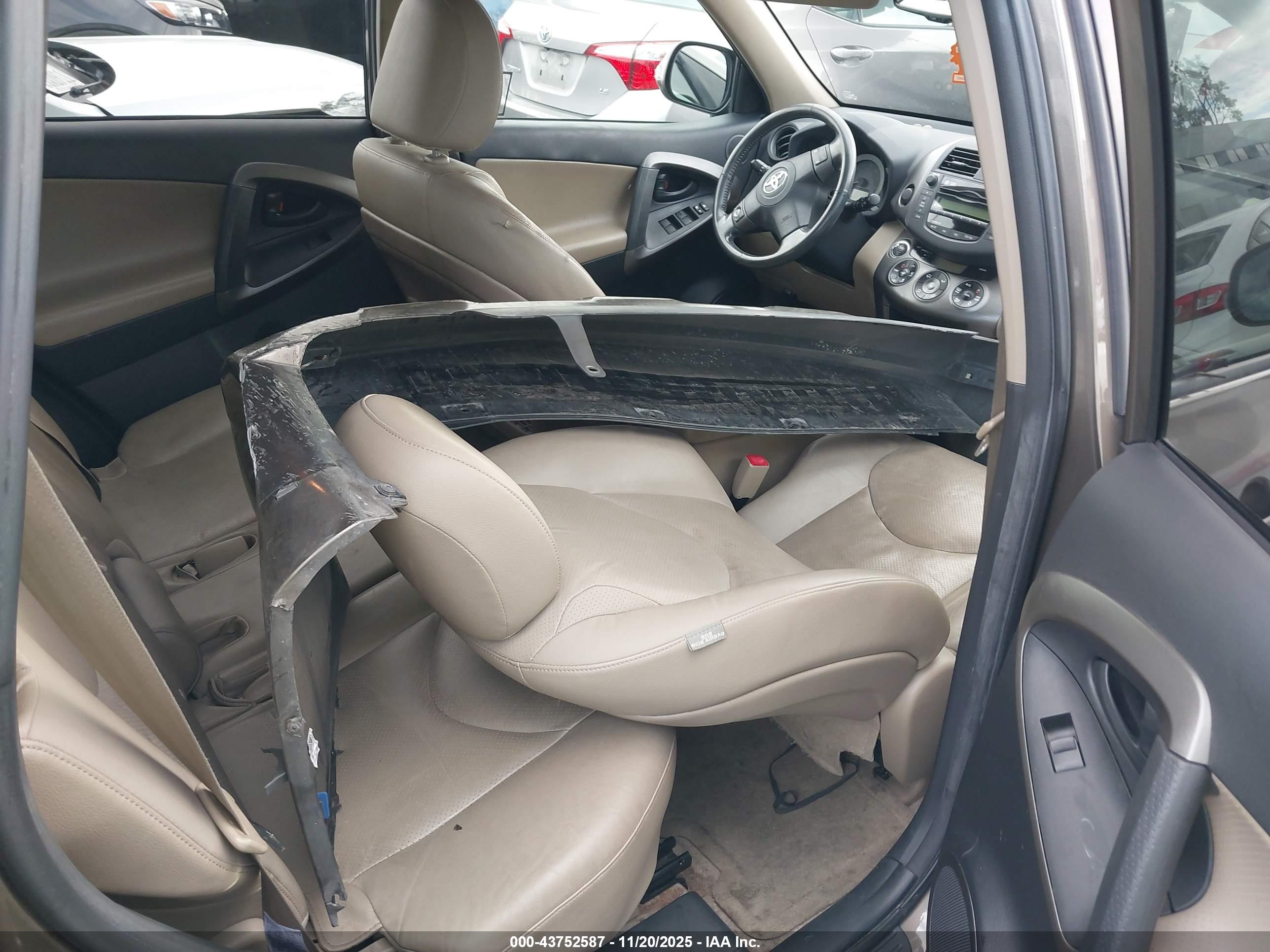 TOYOTA RAV4 image 8
