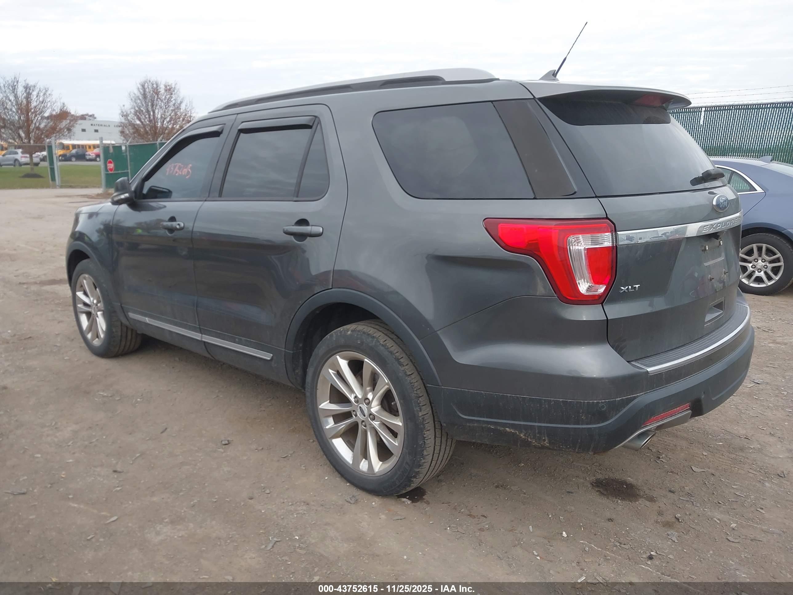 FORD EXPLORER image 3
