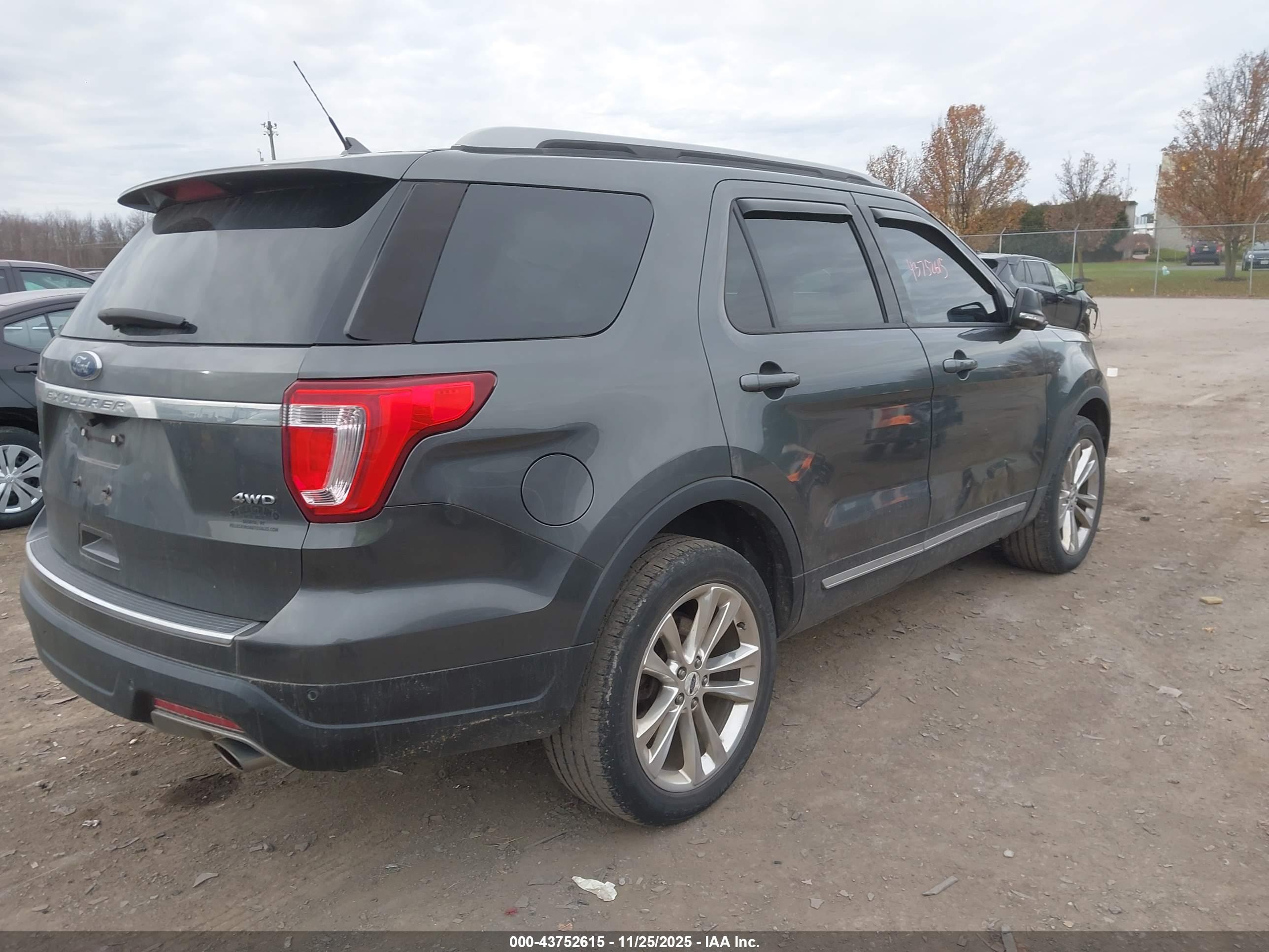 FORD EXPLORER image 4