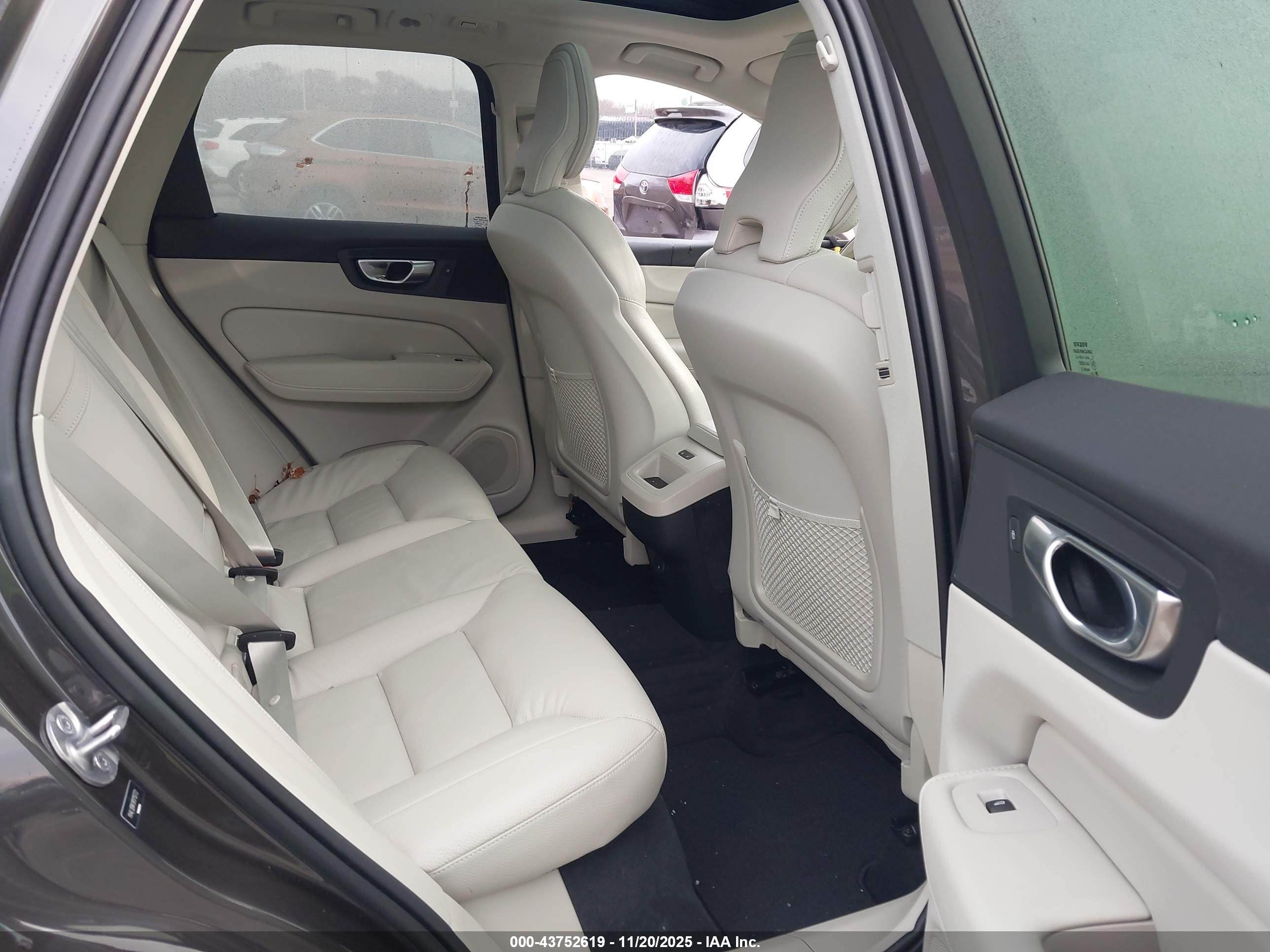 VOLVO XC60 image 8