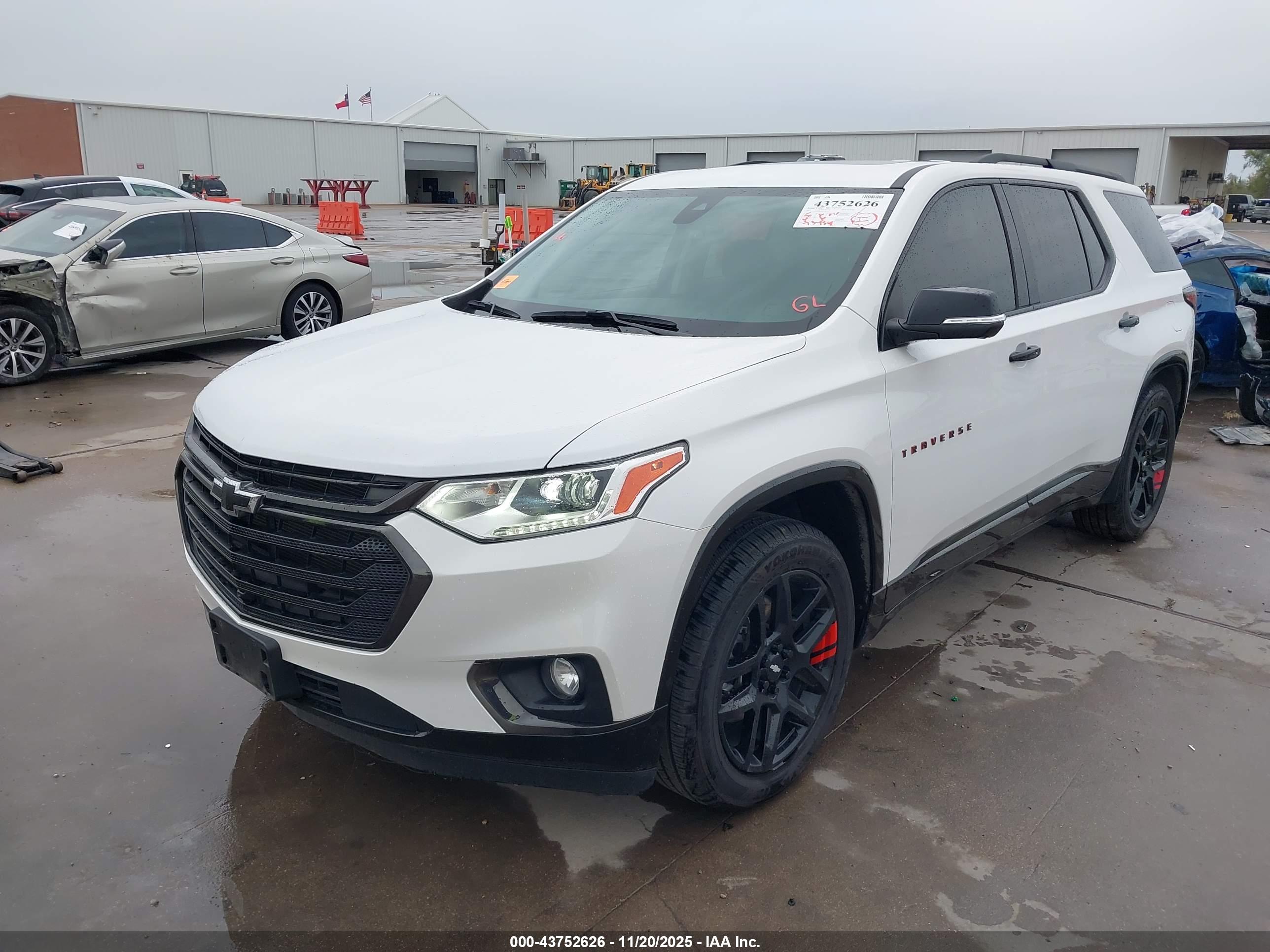 CHEVROLET TRAVERSE image 2