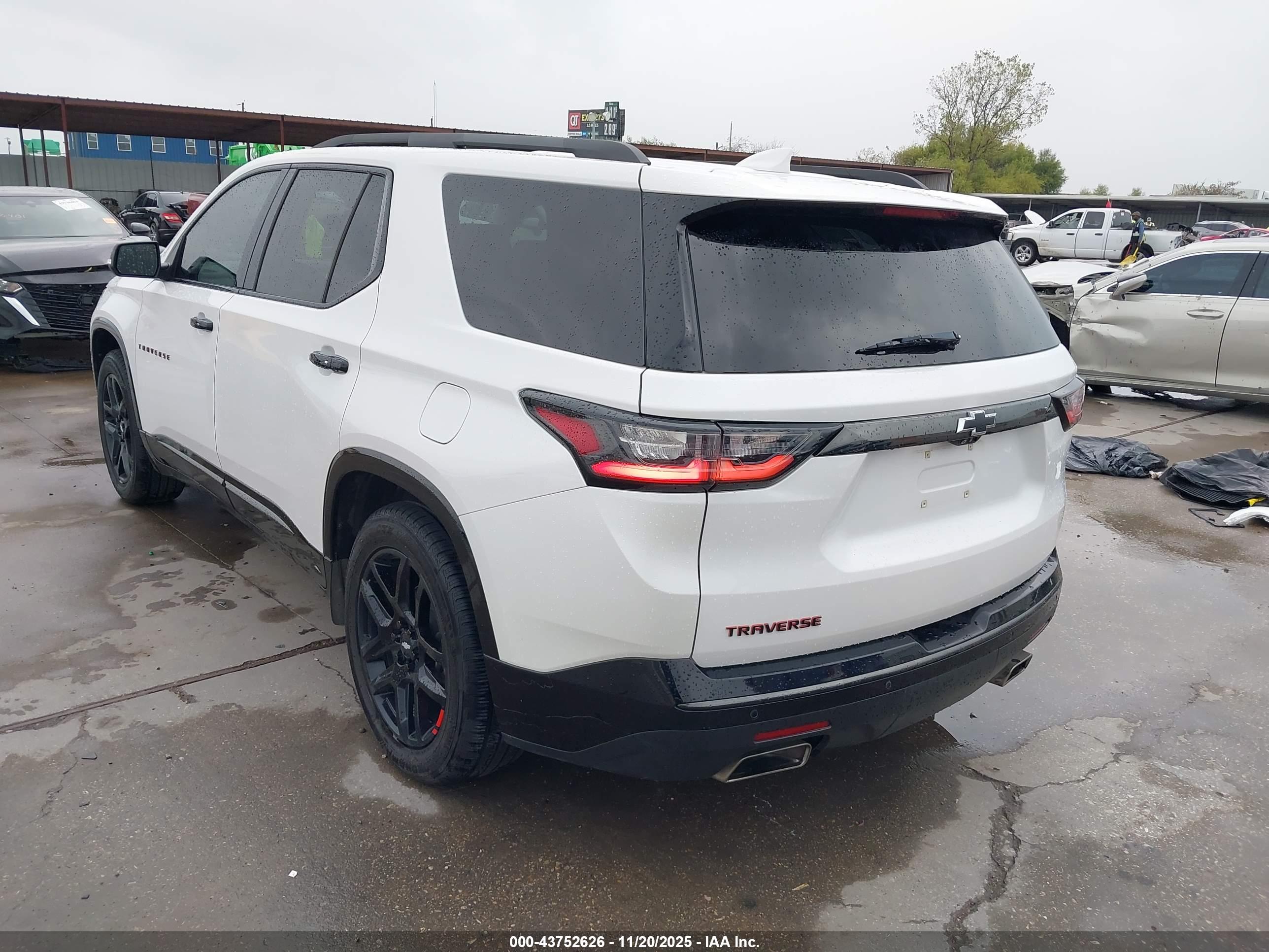 CHEVROLET TRAVERSE image 3