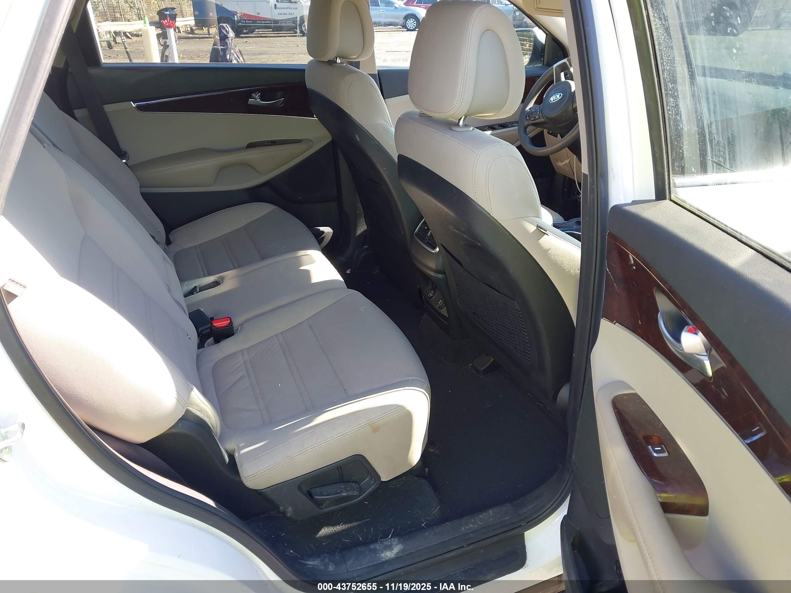 KIA SORENTO image 8