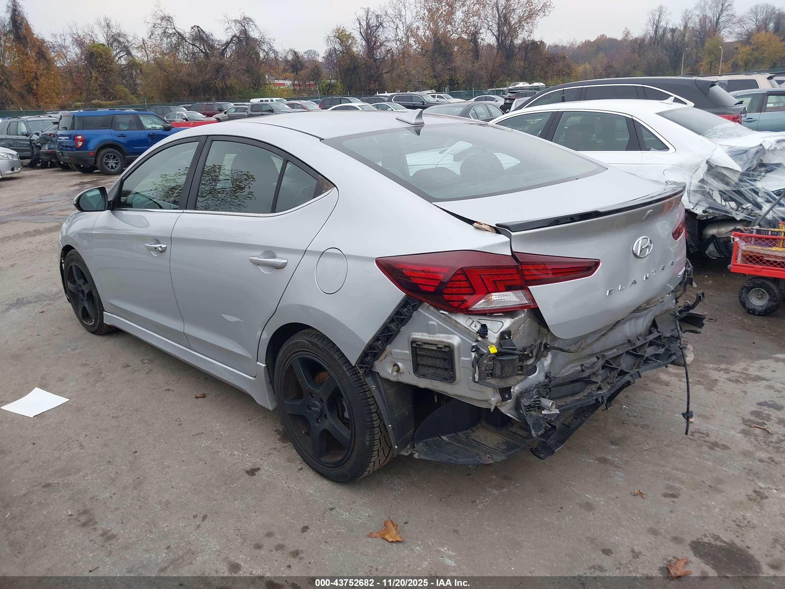 HYUNDAI ELANTRA image 3