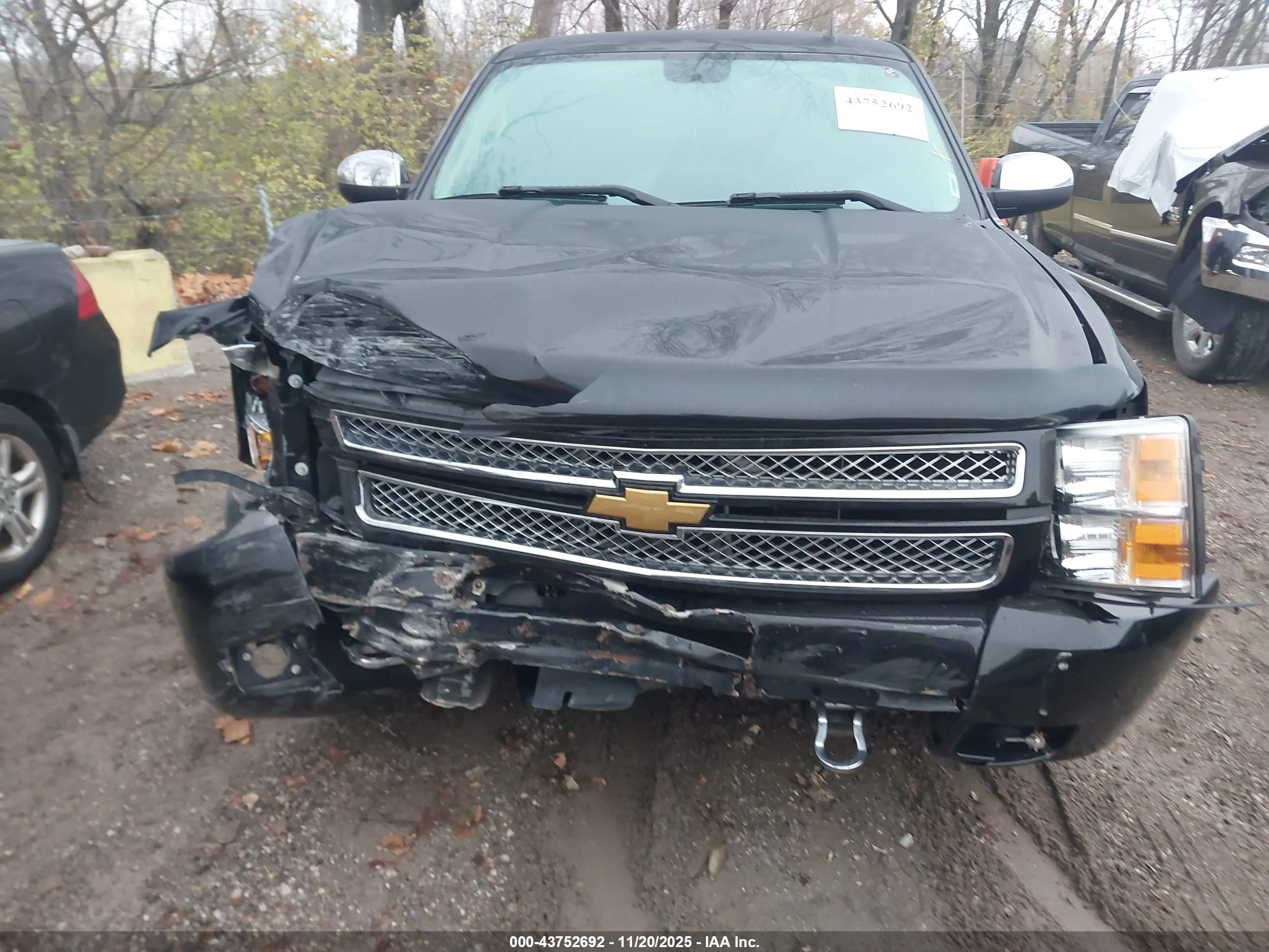 CHEVROLET SILVERADO image 6