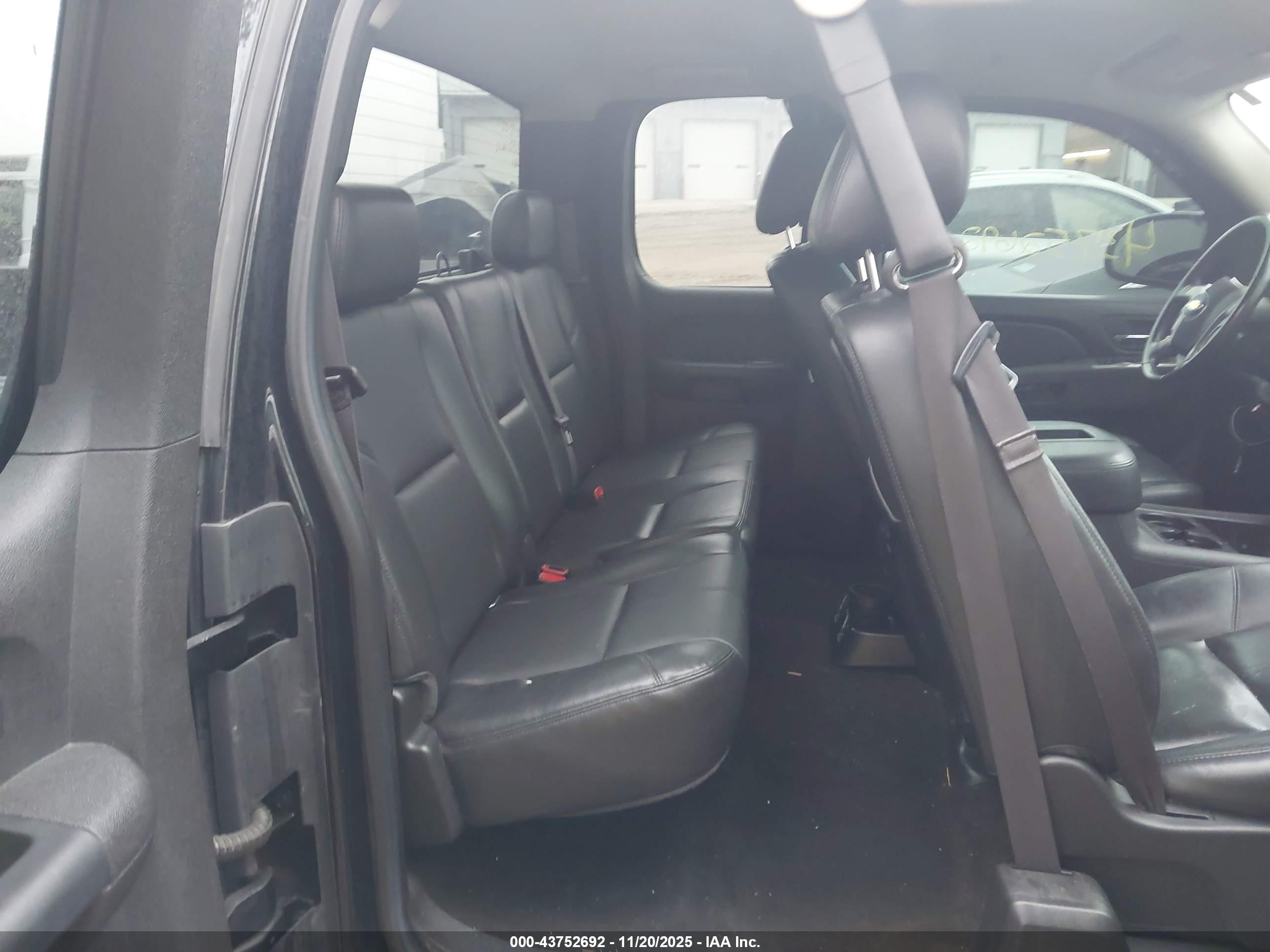CHEVROLET SILVERADO image 8