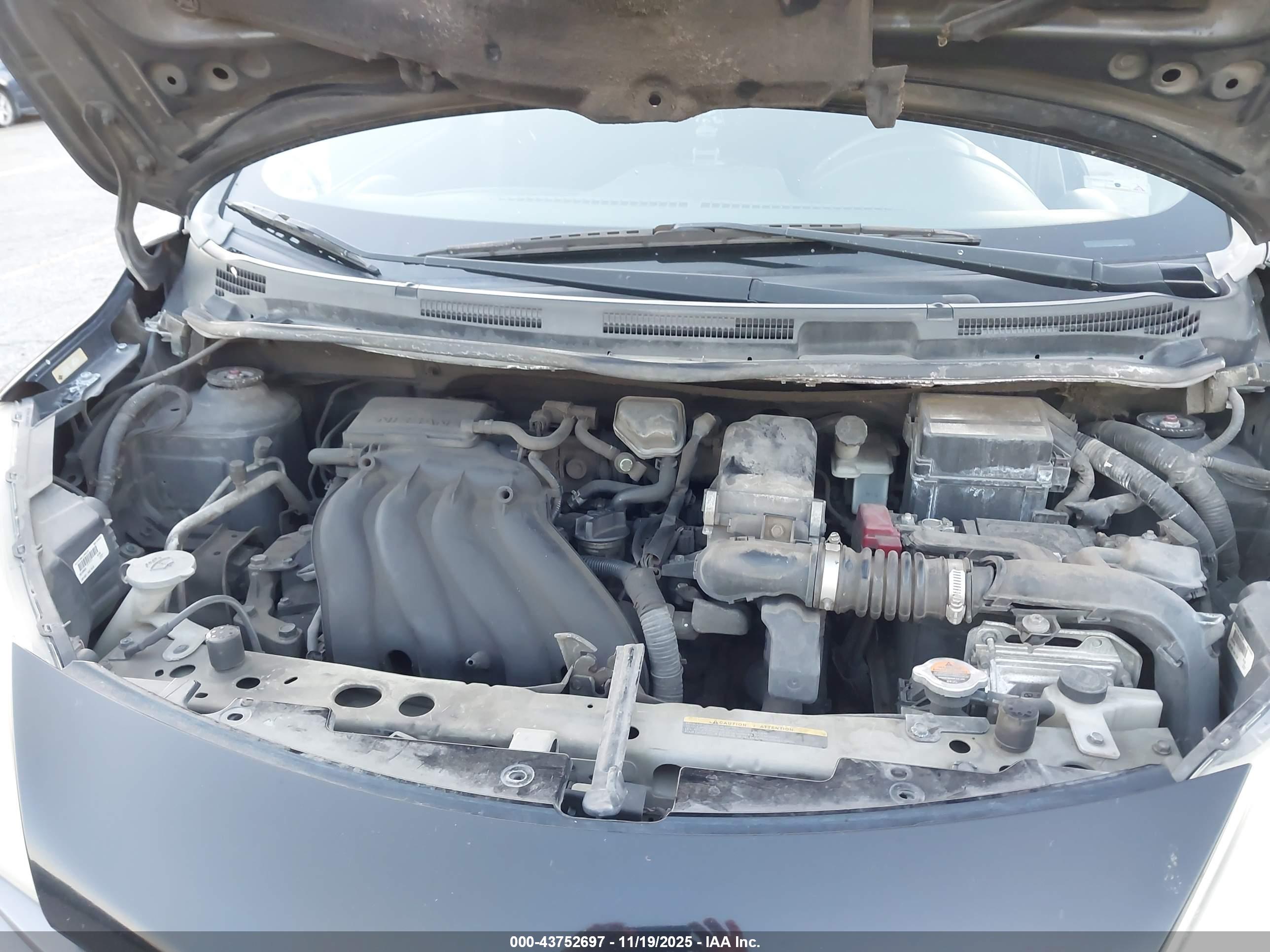 NISSAN VERSA image 10