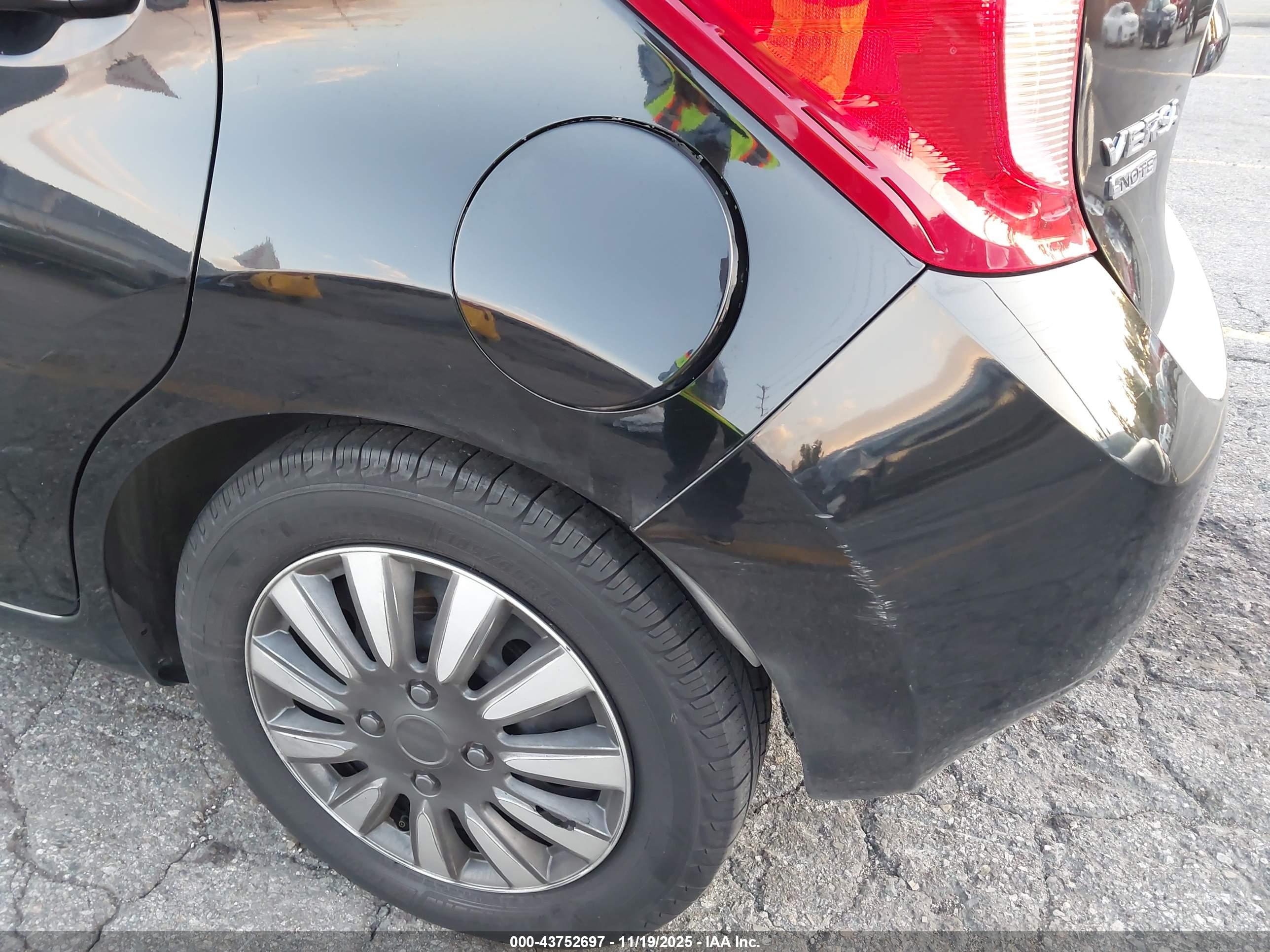 NISSAN VERSA image 6