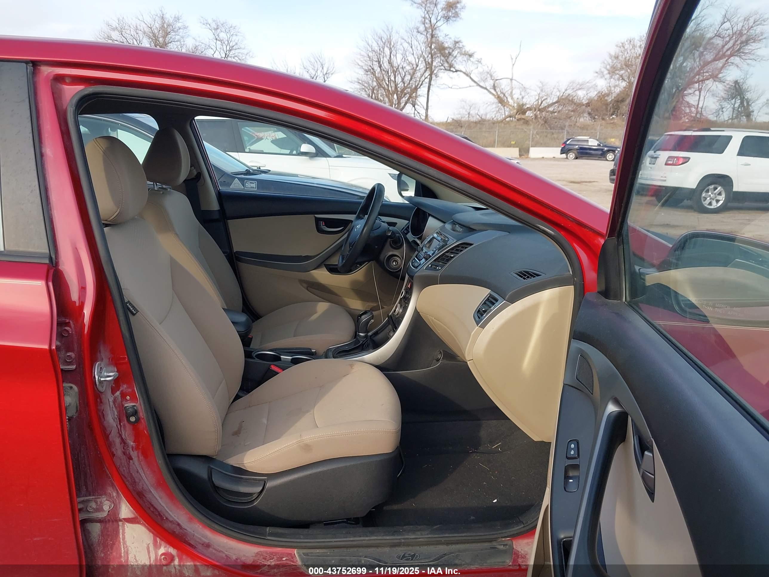 HYUNDAI ELANTRA image 5