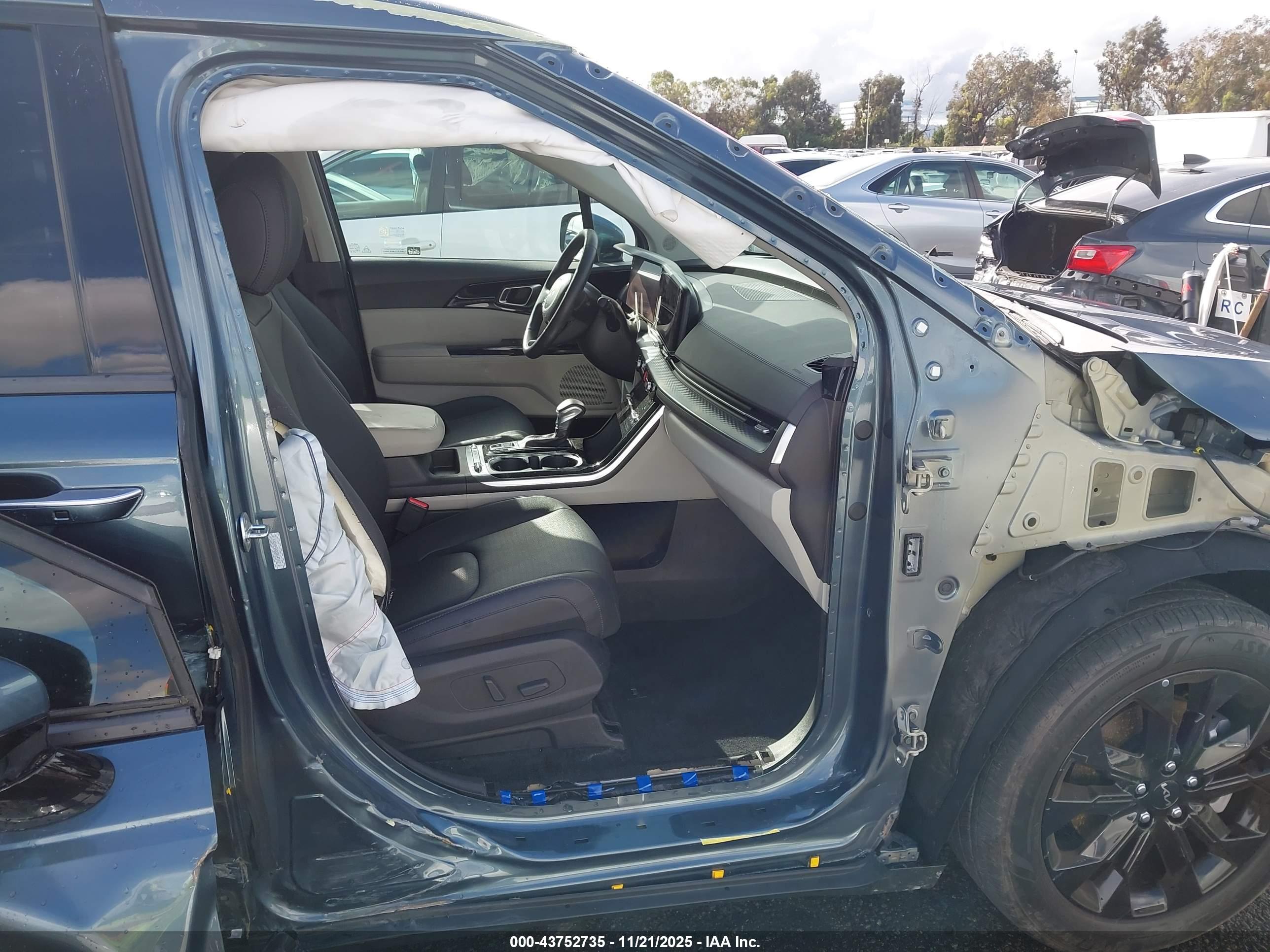 KIA CARNIVAL image 5