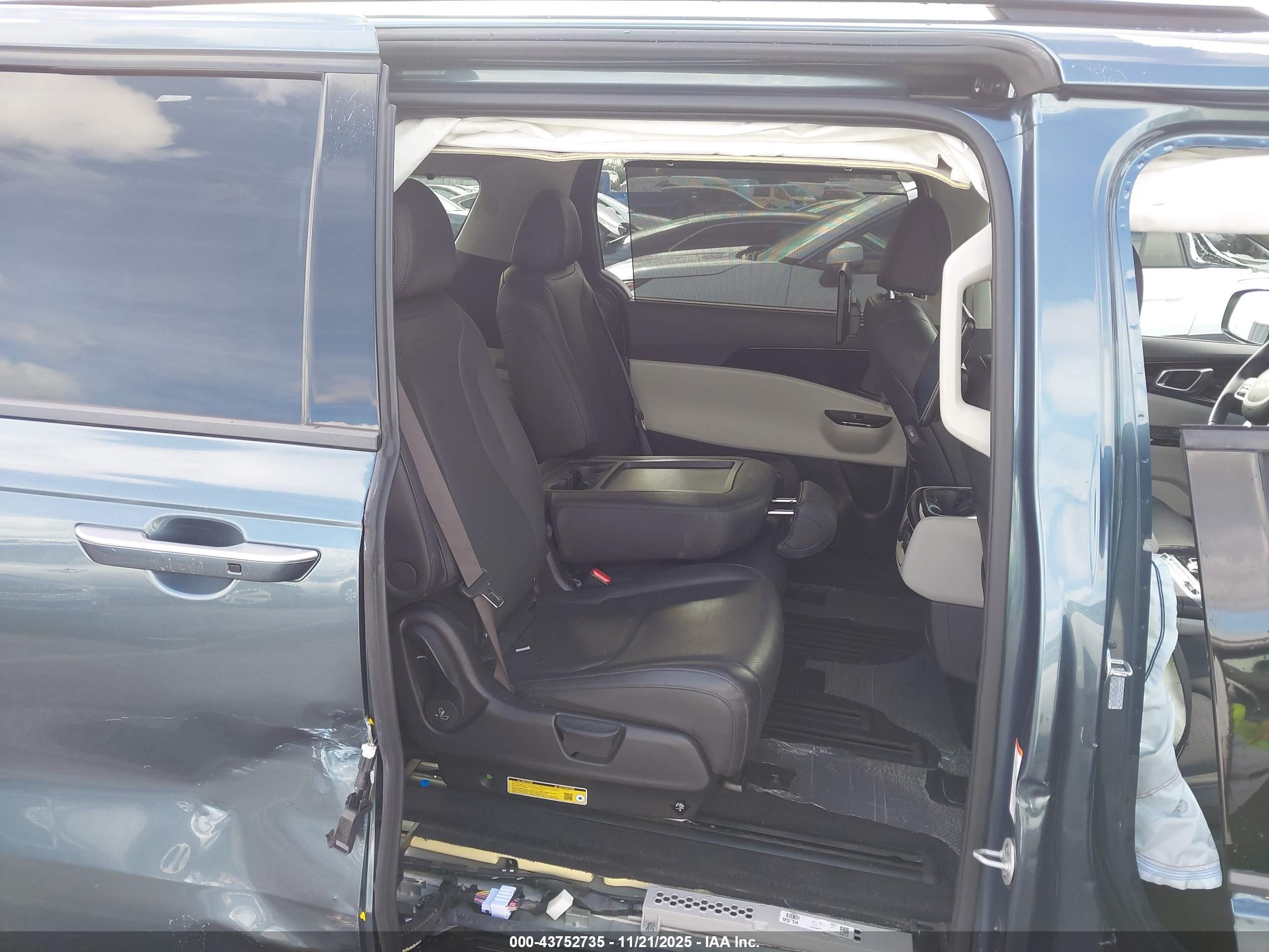 KIA CARNIVAL image 8