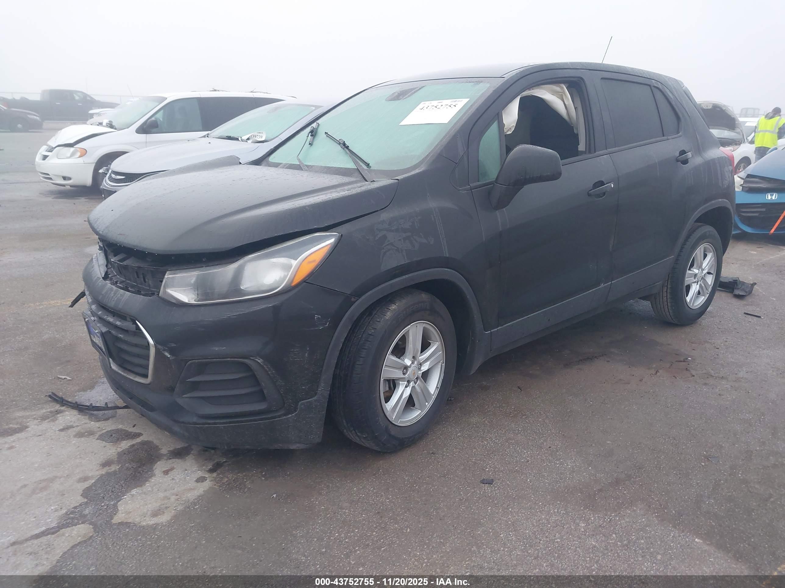 CHEVROLET TRAX image 2