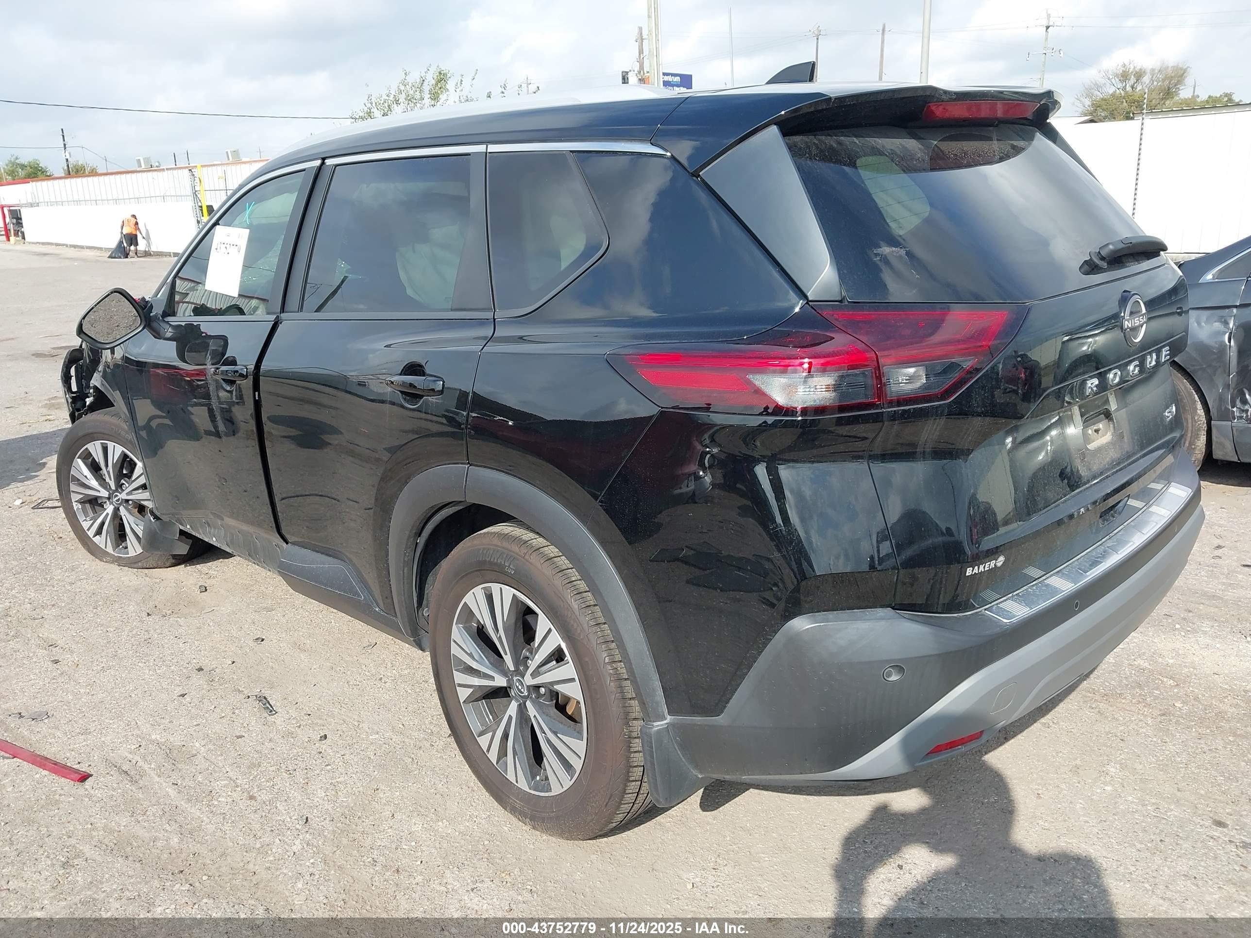 NISSAN ROGUE image 3