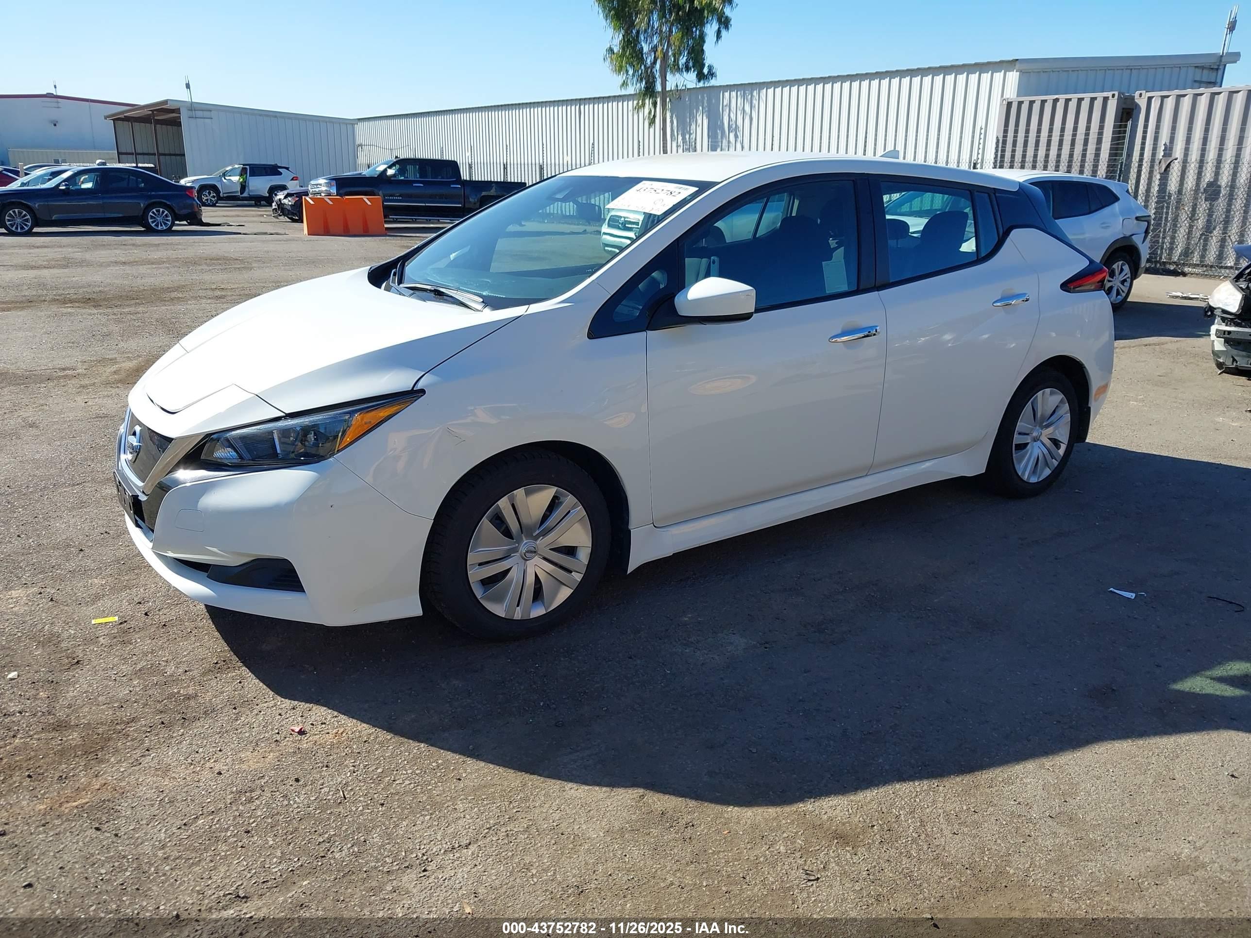 NISSAN LEAF image 2