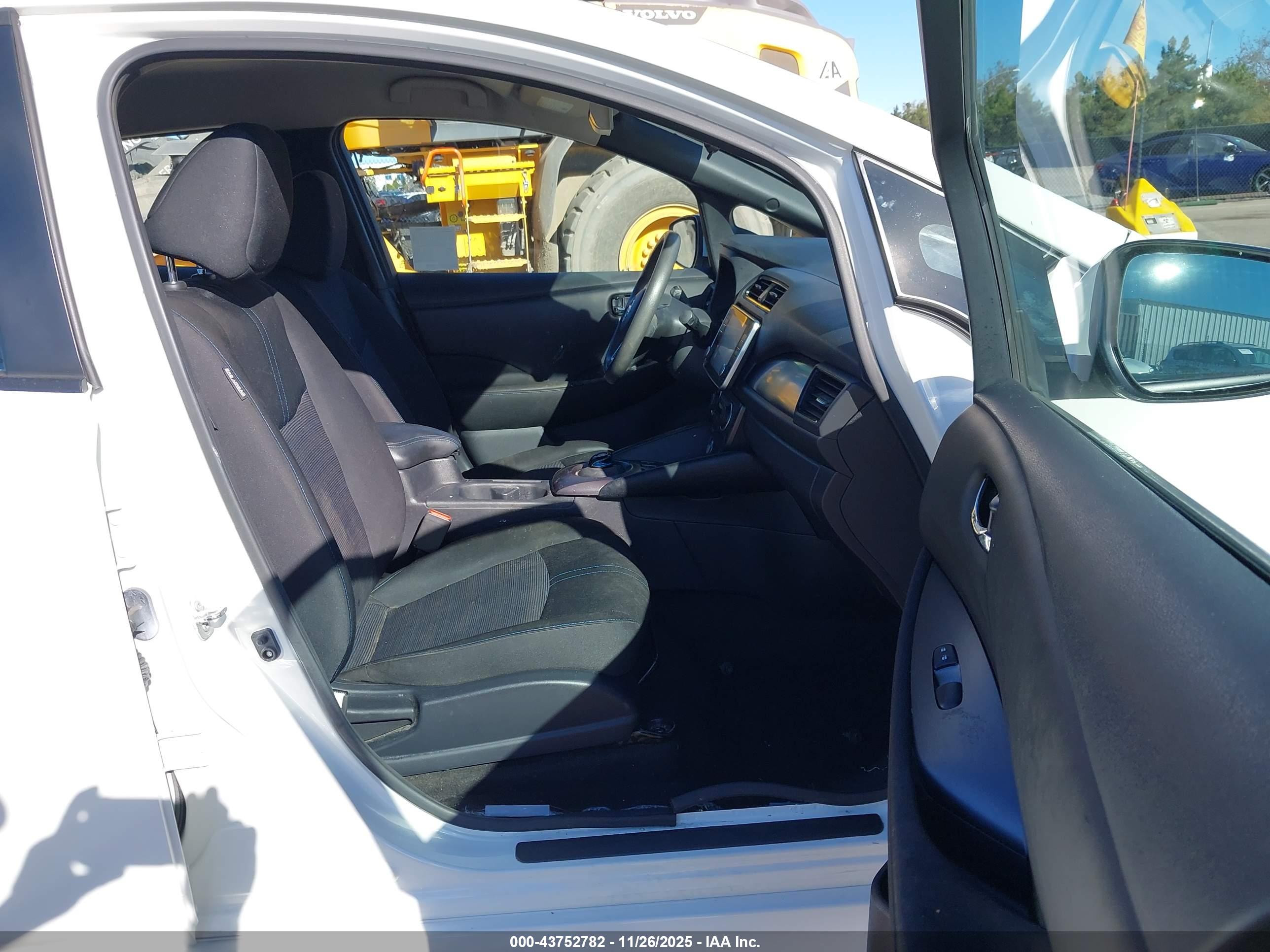 NISSAN LEAF image 5