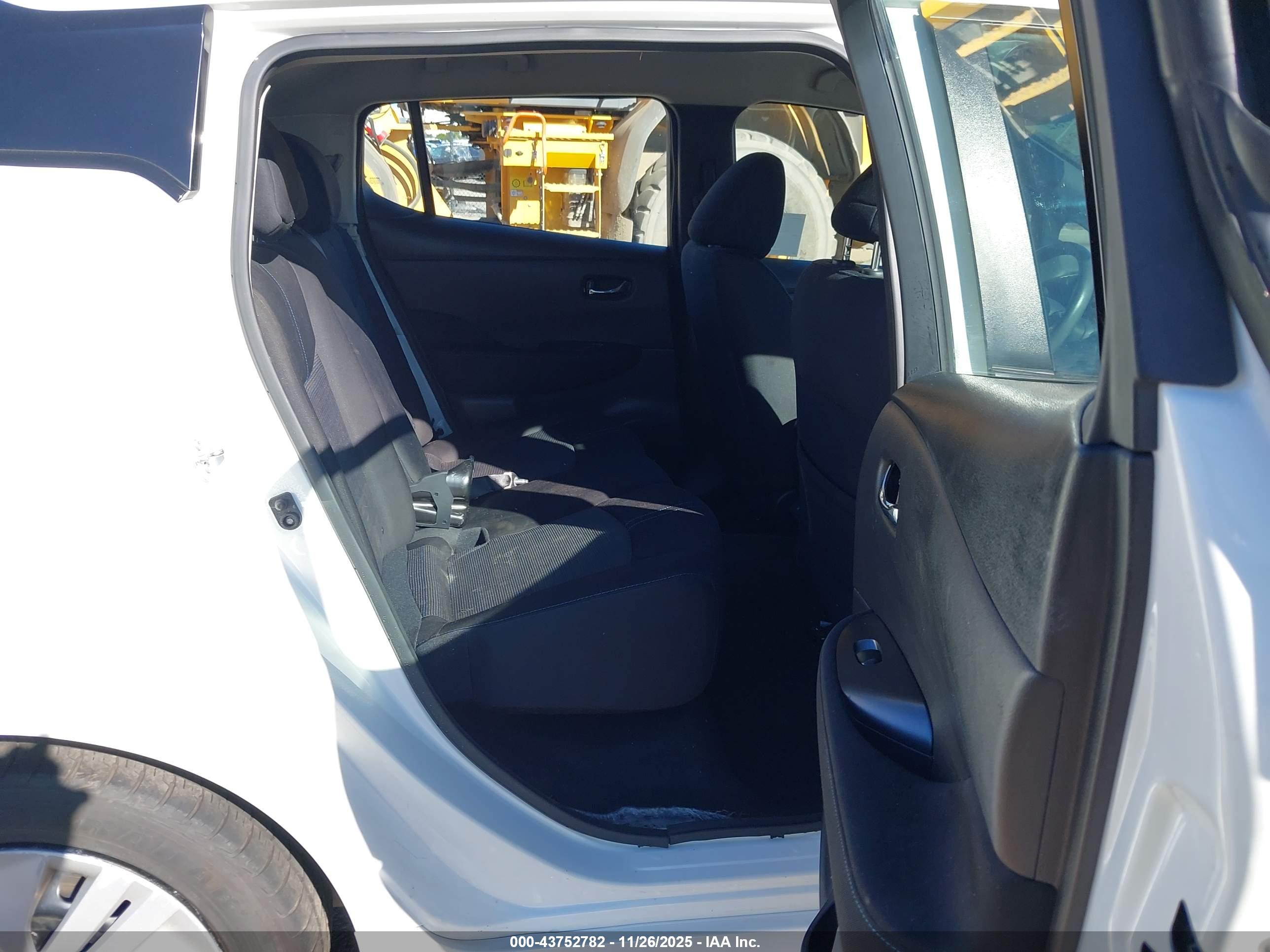 NISSAN LEAF image 8